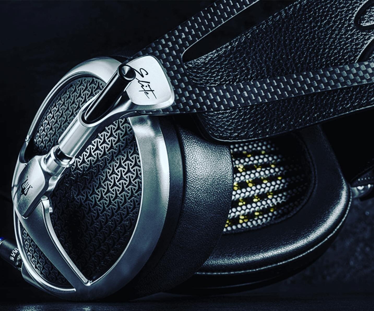 The brand new @mezeaudio Elite are here!! Read more about them on the link above in my bio!  #meze #mezeaudio #planarmagnetic #planarmagneticheadphones #headphones #audio #audioporn #headfi #mrhifireviews