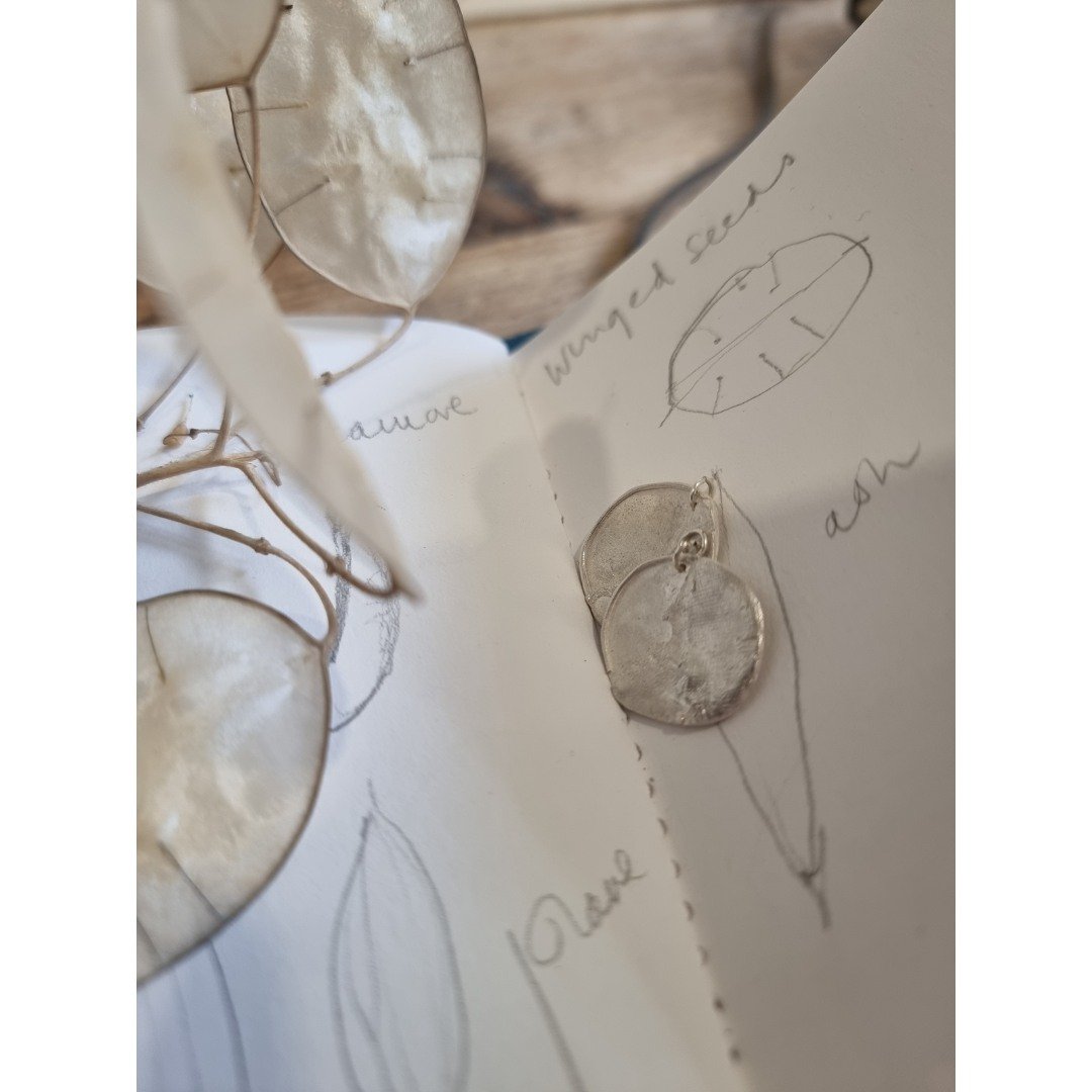 🥀 Where nature meets creativity.

The Lunaria Collection was born from a love of nature and a passion for sustainable practices. Read a little about the making of the collection on my blog (link in bio).

#sustainblefashion #sustainablejewellery #Lu