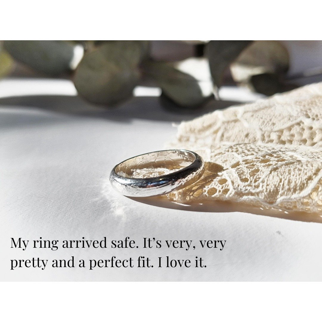 🥀 It's very, very pretty....

🥀 Helen contacted me to see if I could make her a simple silver band, textured with the lace of her wedding dress. 'Of course!' I said.  And loved every moment of making it. 

🥀 She can now wear her wedding dress ever