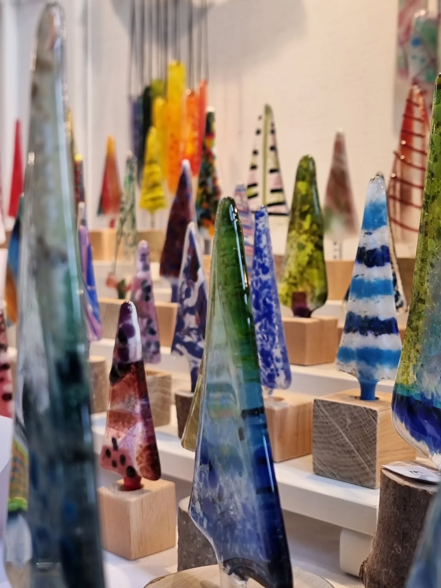 Enjoying the little glass forest next to me today at the makers market at Melbourne Assembly Rooms 🎄@wallheadglass 

We're here until 4pm.

#handmadegift #shopsmall #shoplocal