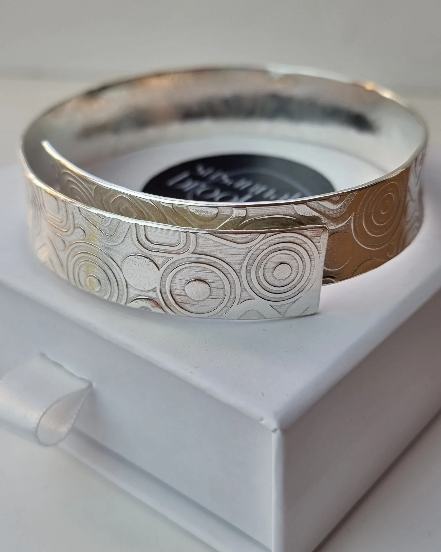 Just LOVING this special bangle commission!

#silverbangle #oneofakind #handmadesilverbangle #madewithlove