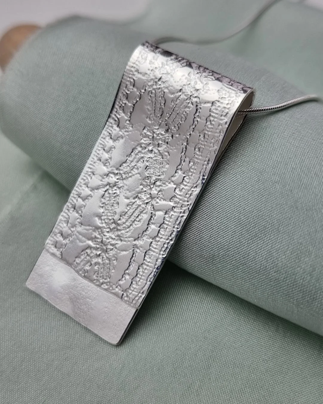 💨🌧🌩☔ How to spend a very, very dreary day .....

Get the lights on, eat (too much) homemade gingerbread and take sparkly photographs for the website! ✨

Tbh, it's my least favourite job - there's SO much involved in getting my jewellery pieces up 