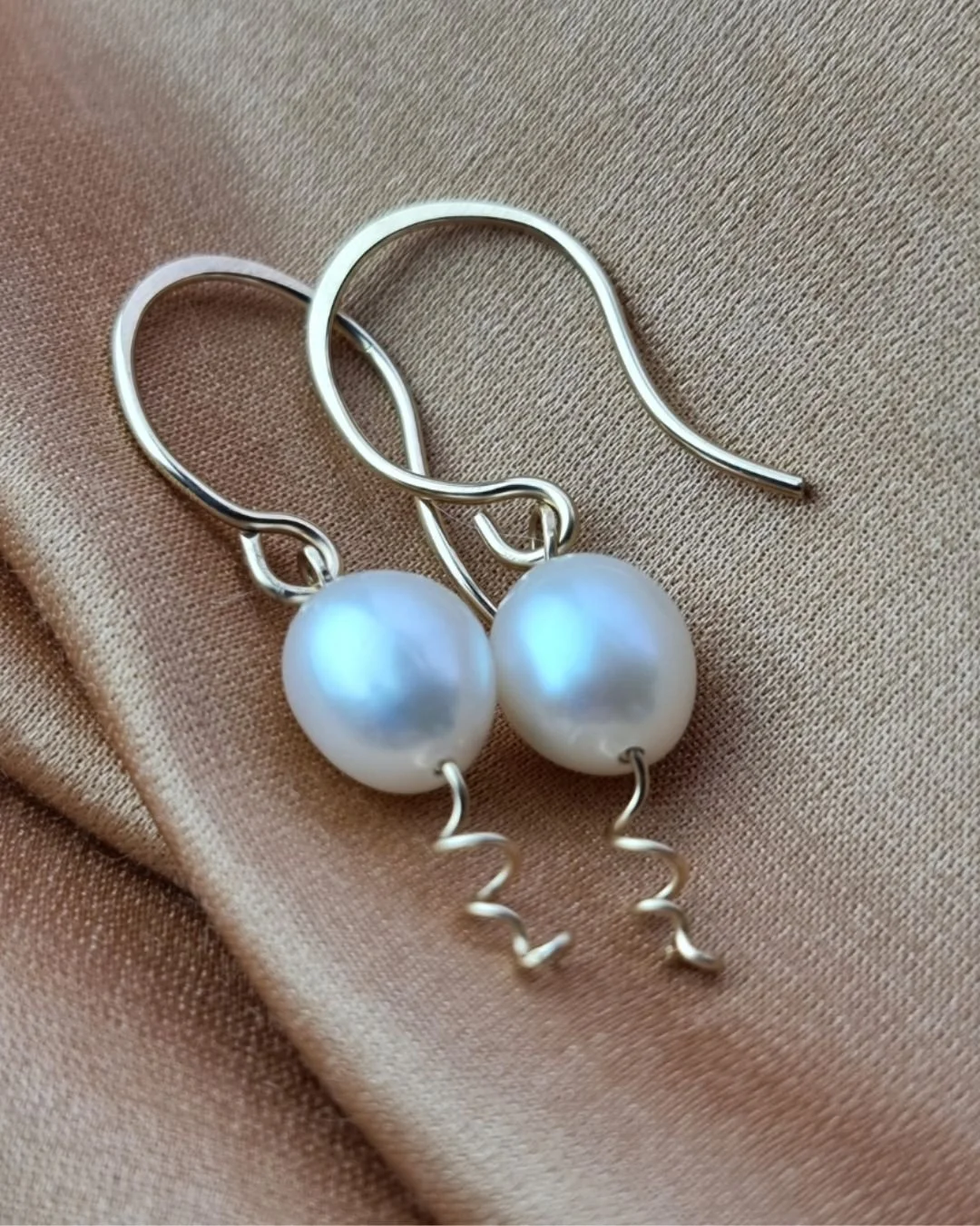 ✨ Understated sophistication ✨

I've always been a silver girl, but so many of you, I know, are drawn to the warmth of gold.  And just now - I'm right with you!  So, here I give you some rather lovely freshwater pearl drop earrings, and a pretty matc