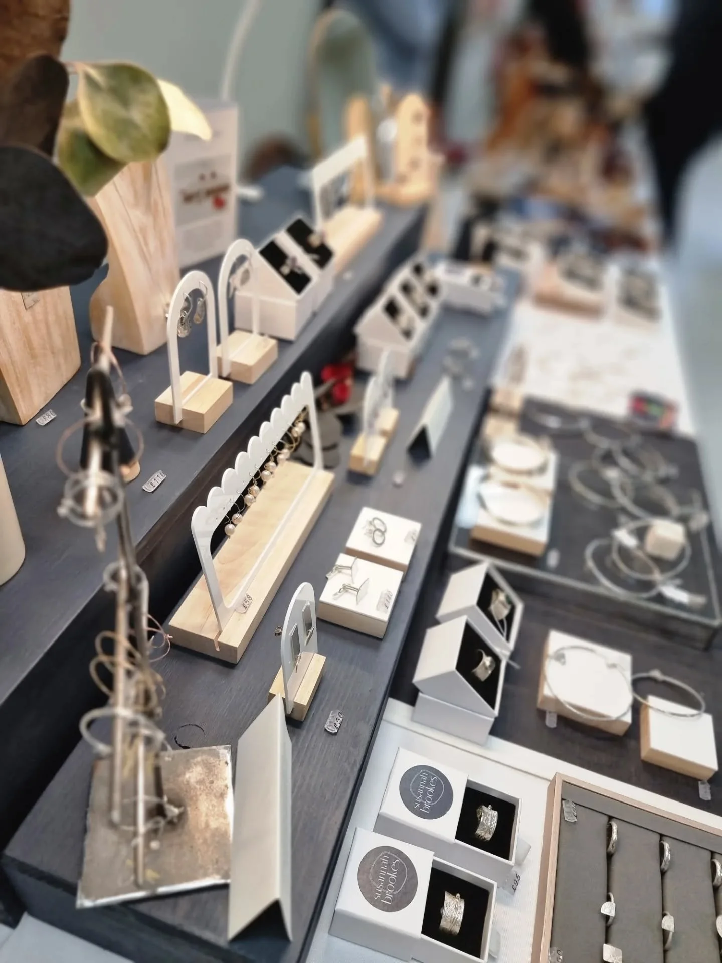 Peak Village, Rowsley
6th &amp; 7th December 
10am - 4pm 

With @thederbyshiremakers_tdm 

Here I am with my jewellery amongst local makers at Peak Village for the annual TDM Christmas Market.

And swipe left to admire the beautiful ceramics of my ne