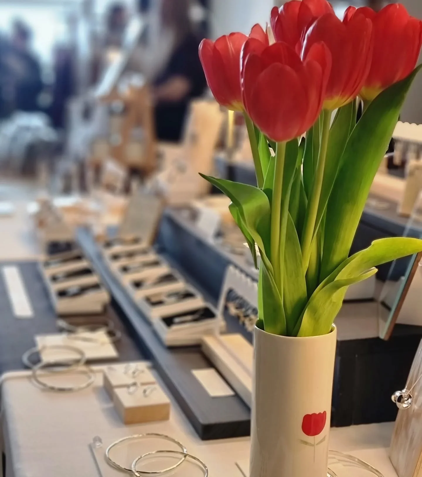 🌷All set up @endlesslovecreative at the fabulous Baltic Centre for Contemporary Art 🌷

So lovely to actually have tulips on my stall finally - spring has sprung! 🌷 Looking lovely in my @marthaduncan.studio vase (who is here too with her beautiful 