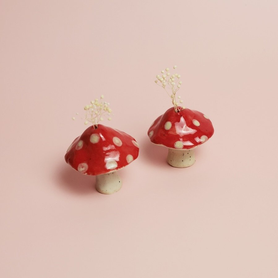 Mushy buddies! Perfect for tiny dried floral or a stick of incense 🍄 Cute and functional, what a combo ✨