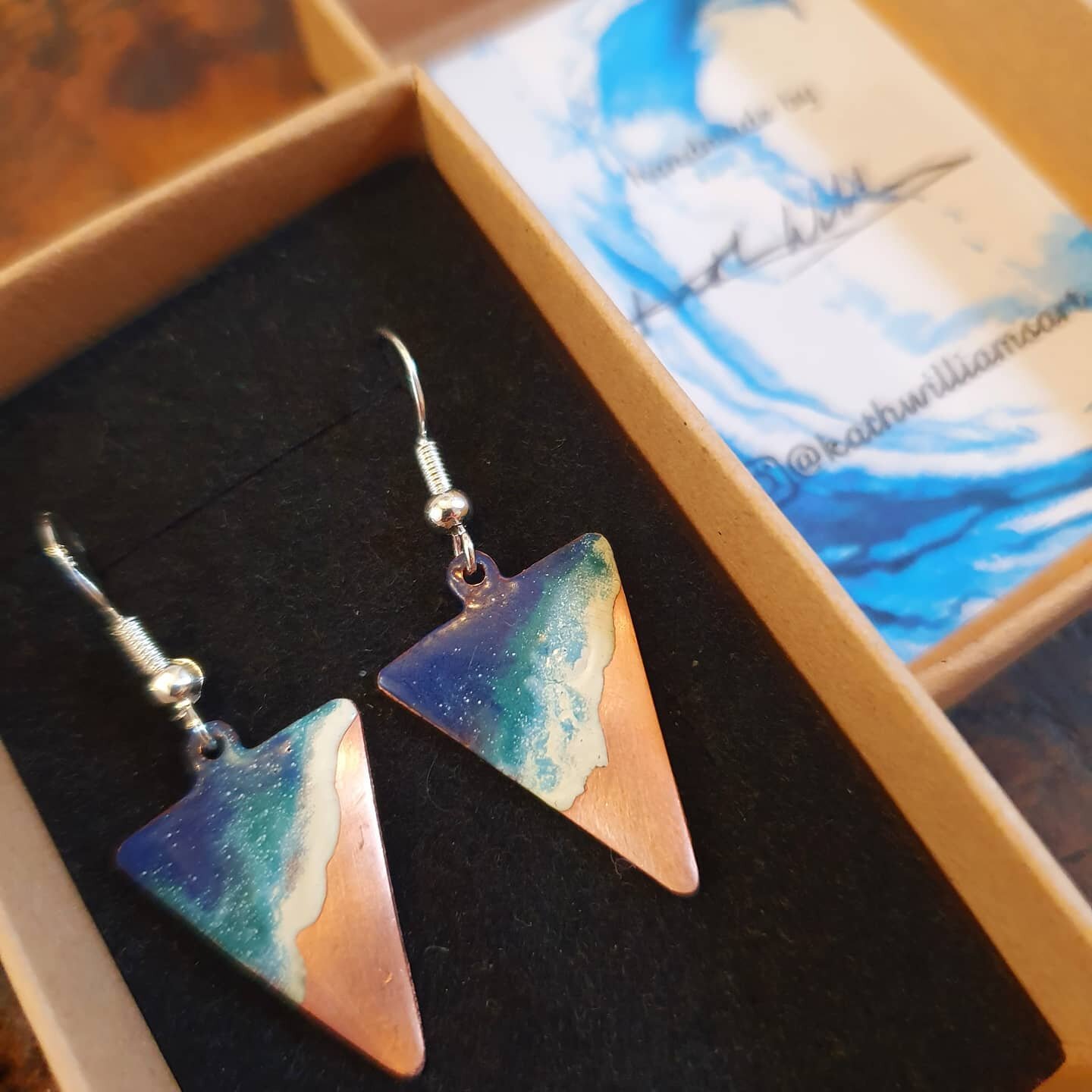 I've had flurry of orders this week which has been lovely. This pair have now been boxed and are ready to be posted!

#madeinstroud #handmadejewellery #handmadegifts #handcraftedjewellery #handcrafted #handmade #enamel #enamelart #enamelcraft #enamel