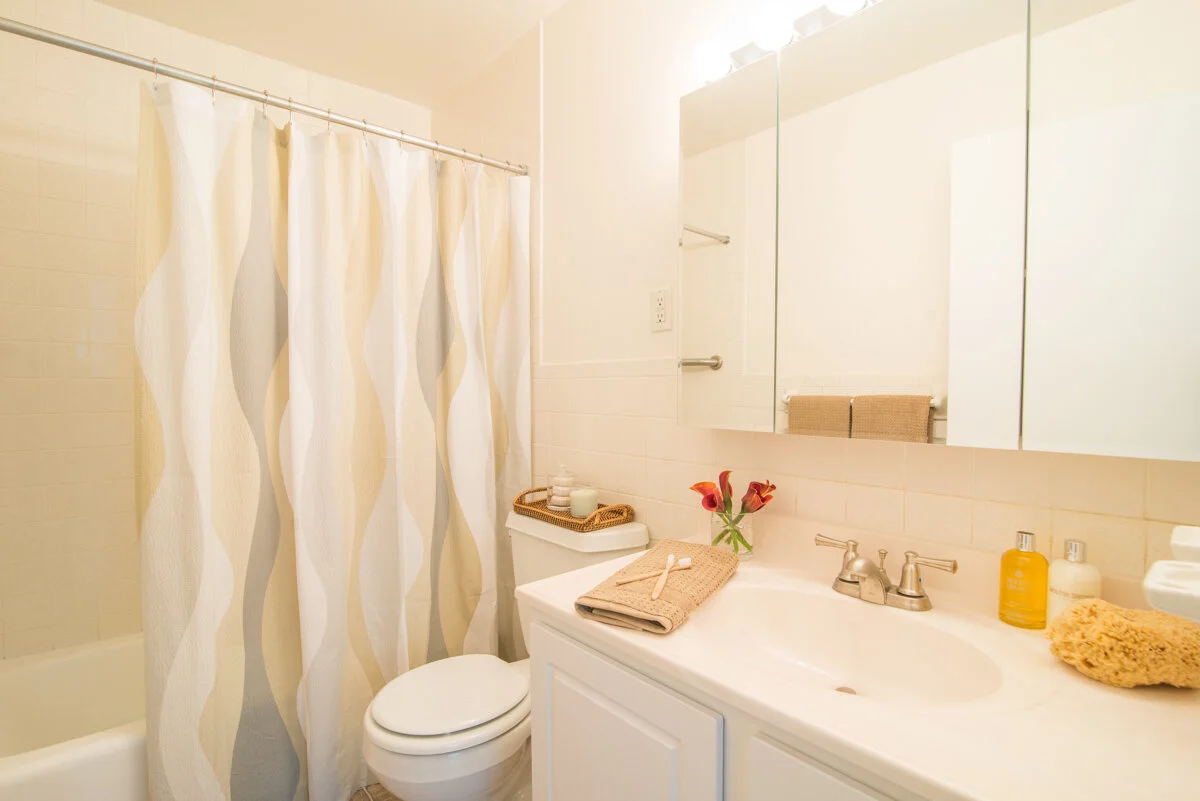 Westwood Glen Apartments 007.jpg