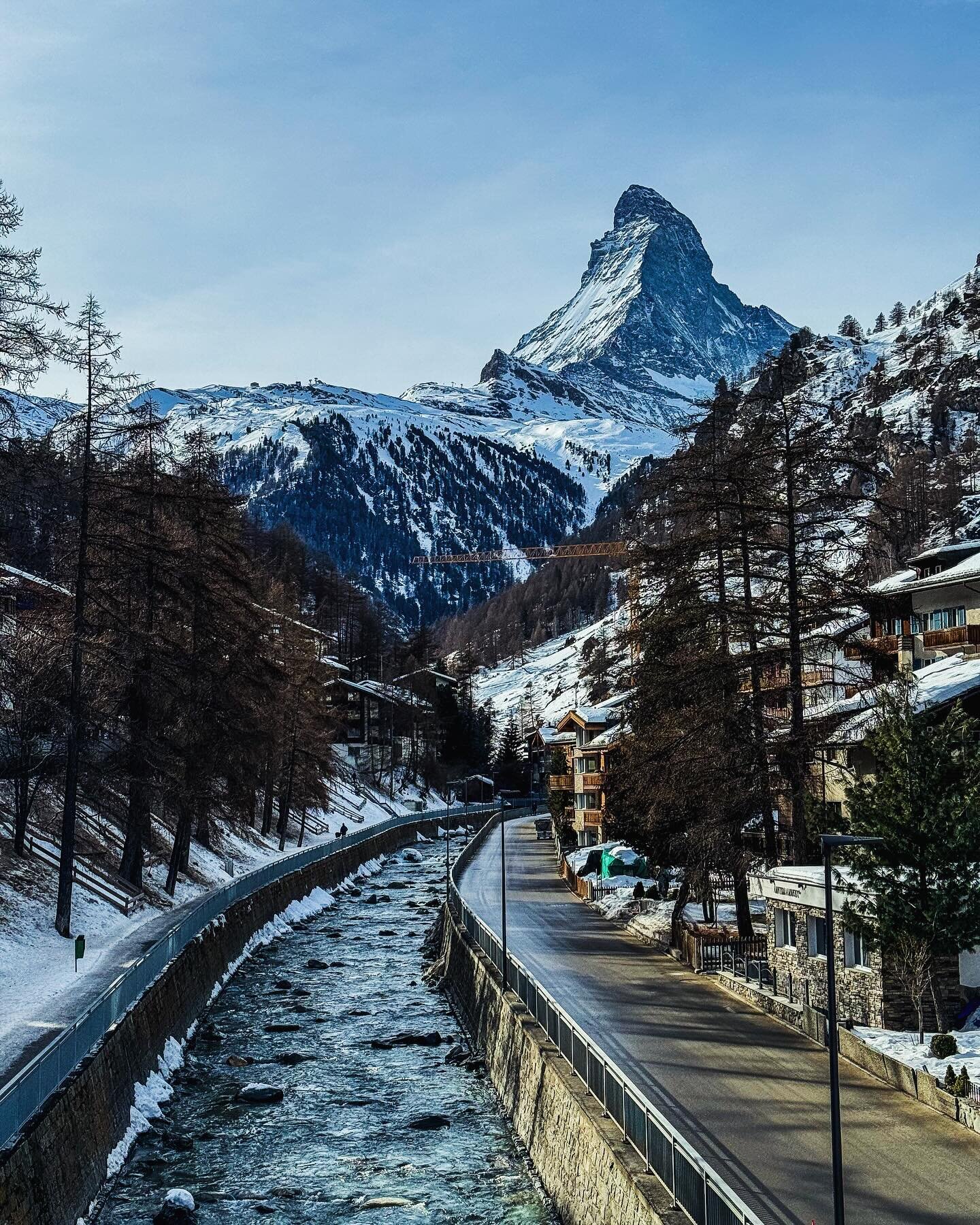 Our first glimpse of the Matterhorn&hellip; ✨ 

We&rsquo;ve just got back from a genuinely magical few days spent in the Swiss ski resort of Zermatt!!

In summer 2022, we drove our little camper van through a small section of the Swiss Alps. It was a
