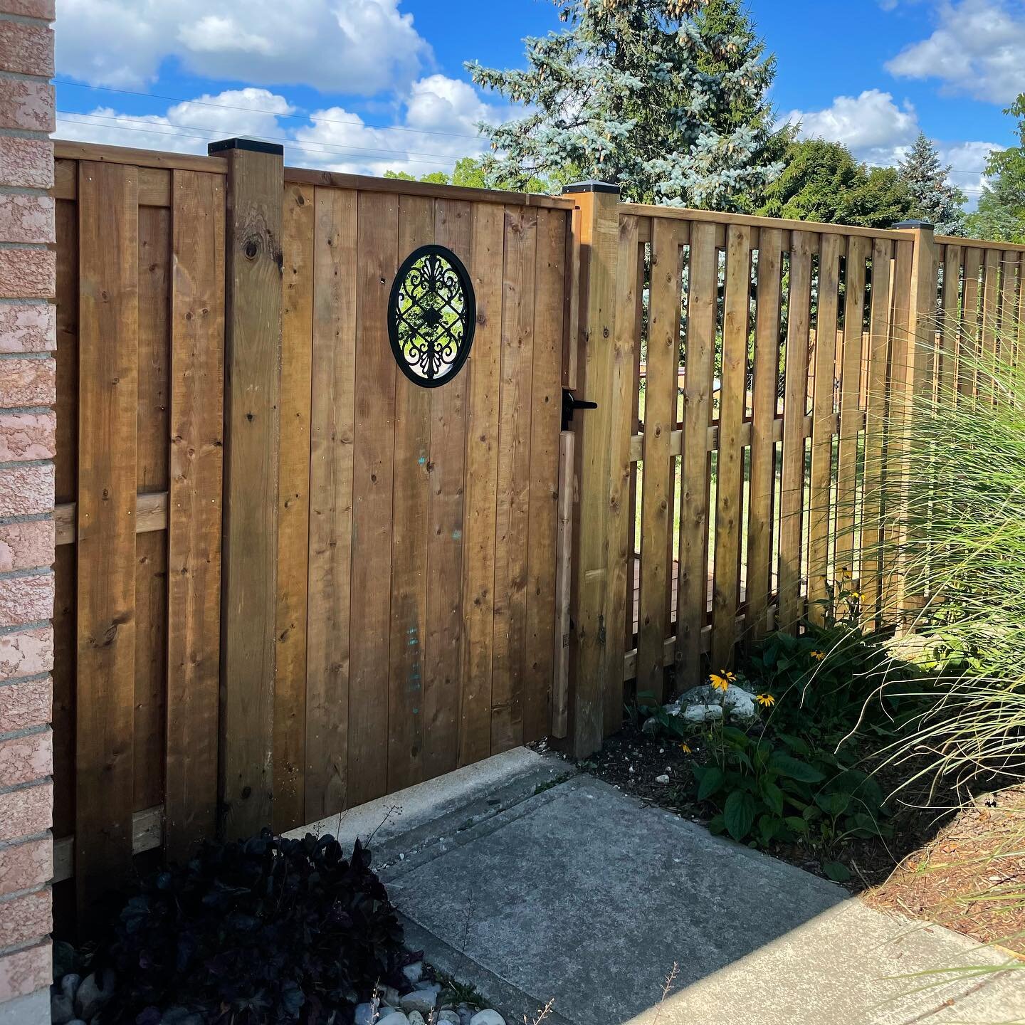 What a great way to dress up a gate! Homeowners requested this specific insert. They know what&rsquo;s up!! @kirkanger @ginger_jax #gate #outdoor #backyard #belmont #freshmart #wood #woodworking