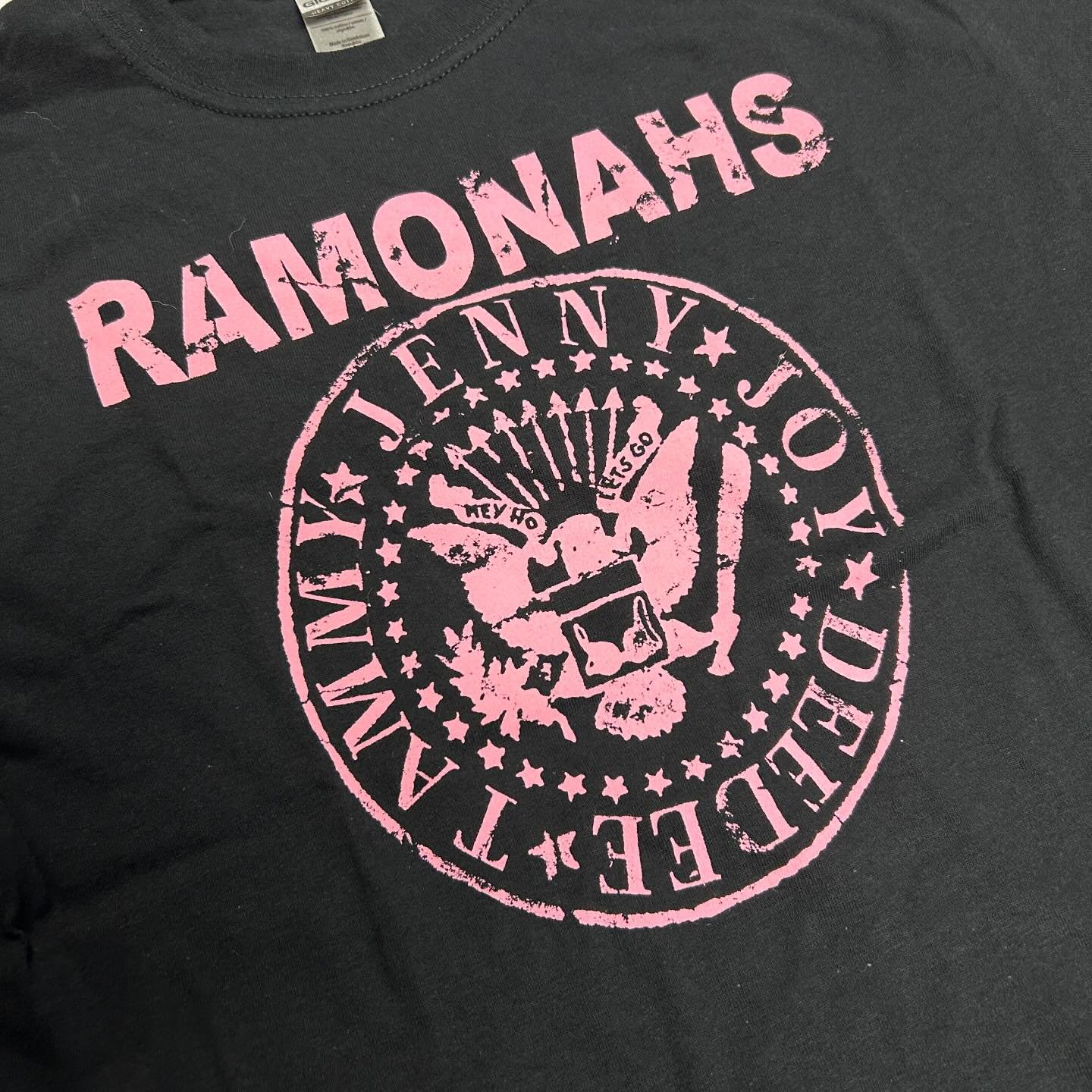 Ramonahs tees are now available at the Anchor online store!
🔸FREE SHIPPING IN US (Orders of $35 or more)
🔸Only available online at Anchor Screen Printing (.com)
🔸Link to store in profile!

#ramonescoverband 
#ramonahs 
#oliverpecker 
#G&Oslash;&Os