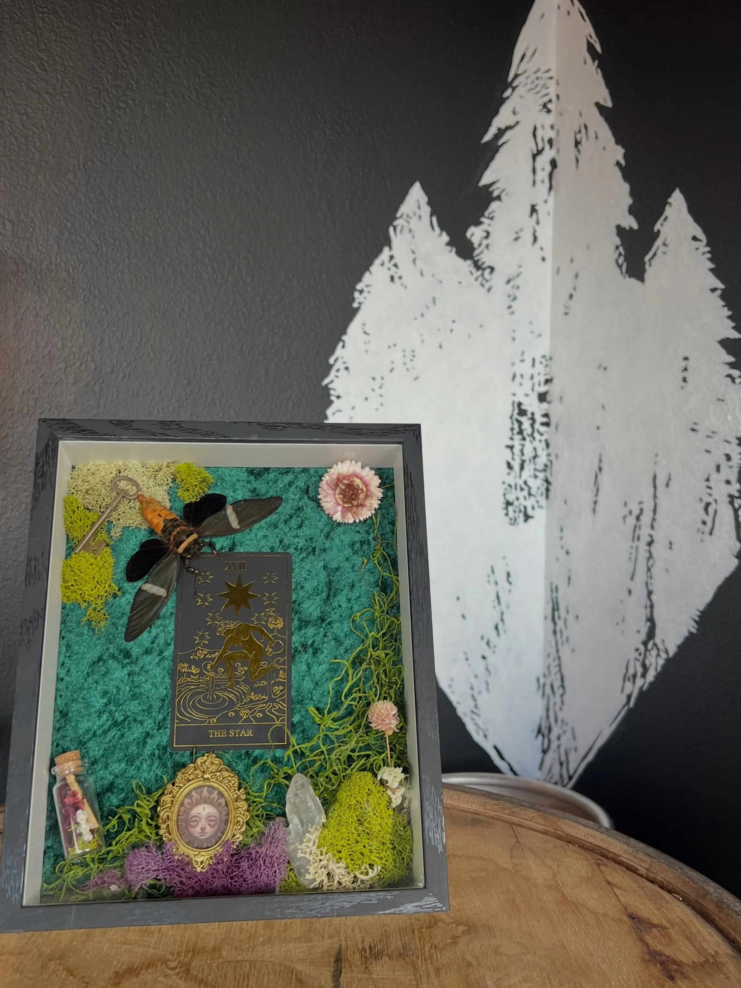 Looking for a fun craft to do this 🍂 🎃?

We&rsquo;ve got you! The amazing @outlandish.arts will be hosting several craft classes throughout September and October in our taproom.

Check out the following to book:
https://www.hoamsy.com/experiences/d