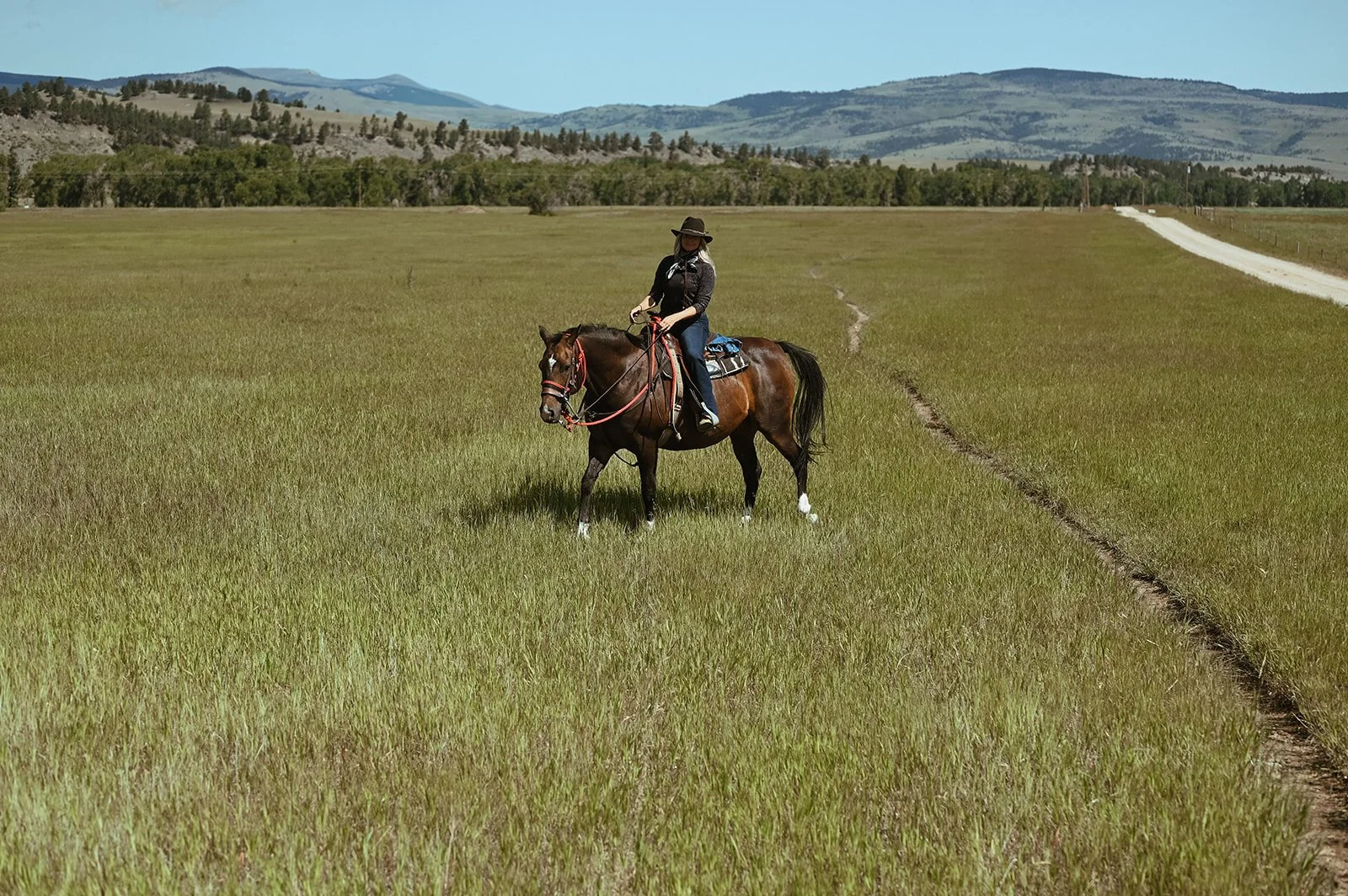 Feeling so grounded under big skies 😍

📸: @alexispetersonphoto 

#circlebarranch #circlebarguestranch #montana #montanaduderanch #duderanch #guestranch #duderanchvacation #centralmontana #visitmontana #montanamoment