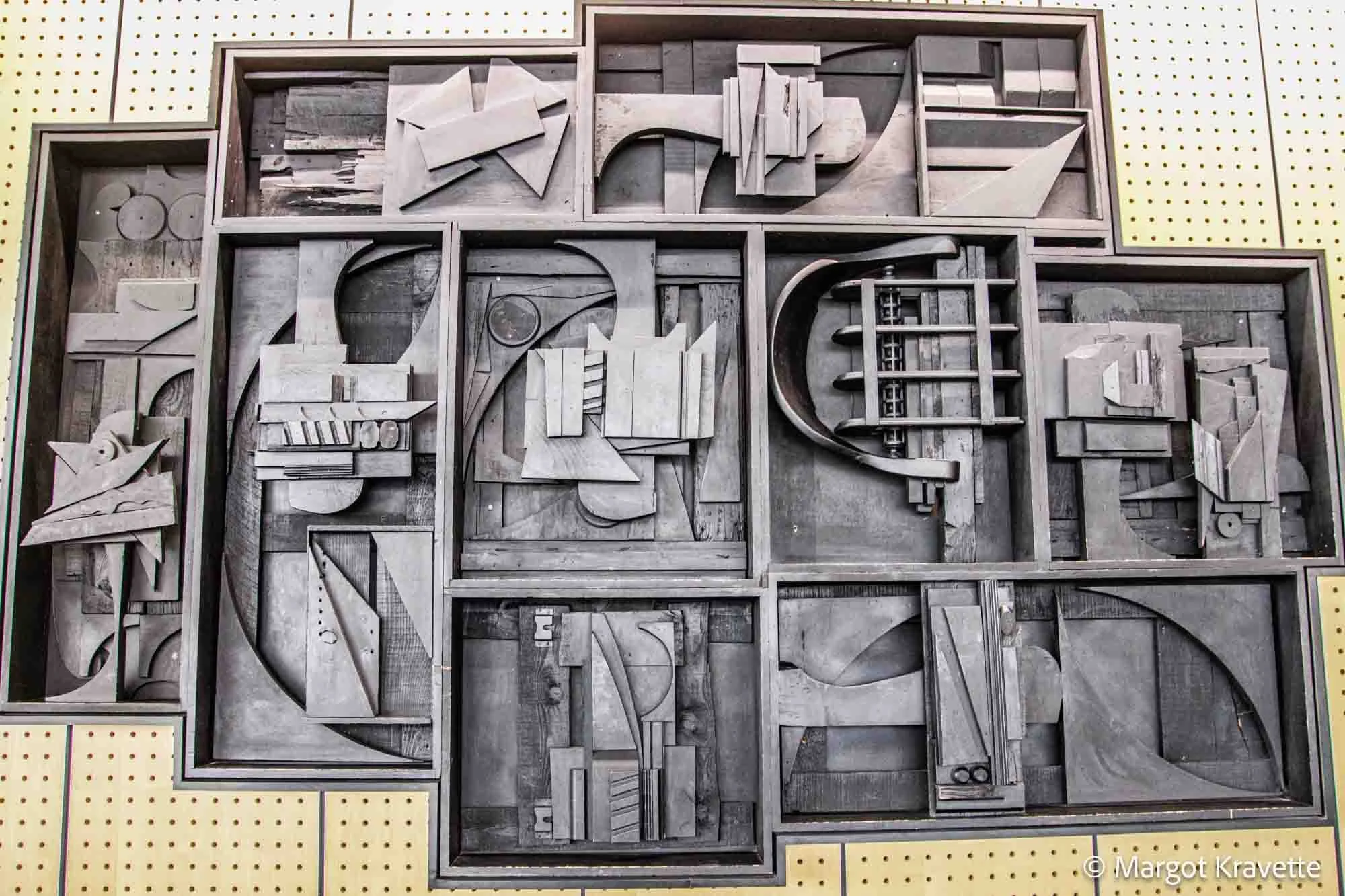 NIGHT FLIGHT #1. Artist: Louise Nevelson. Installed: 1973