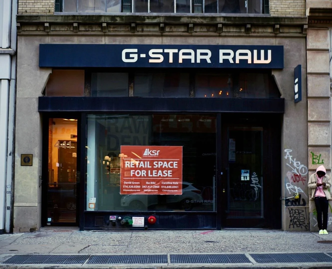 441 Broadway⁠⁠
&bull;⁠⁠
#ghostfronts⁠⁠
&bull;⁠⁠
#thisisnewyorkcity #newyorkcity #nyc #manhattan #soho #sohonyc #downtownnyc #emptystorefront&nbsp; #storyfrontcollective #storefrontsofnewyork #storefronts #storefront #shopfront #bitsofbuildings #nycph