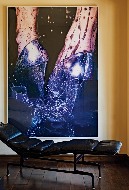  Marilyn Minter’s bold photography makes a splash among midcentury modern furnishings in a tucked-away guest room 