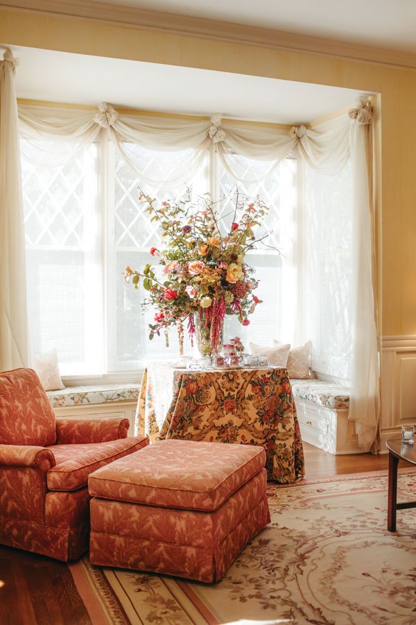  SR Hogue tucked a dainty tea service under an extravagant bouquet in the sitting room 