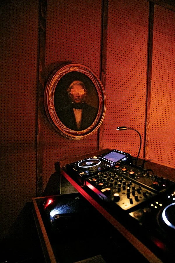  Guest DJs take over the decks nightly. 