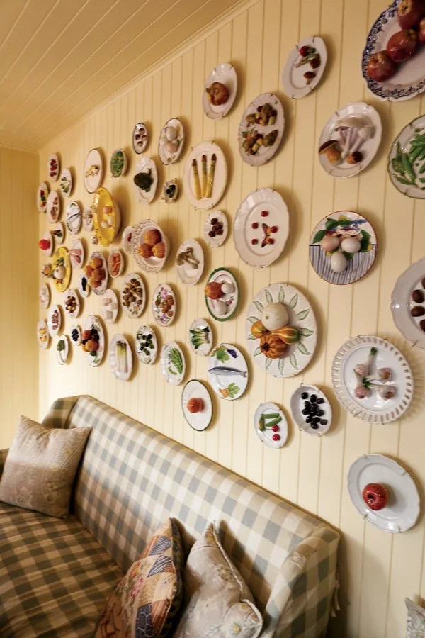  The creamy walls of the breakfast room are overlaid with Italian trompe l’oeil ceramic plates Crawford has collected for more than 30 years. 
