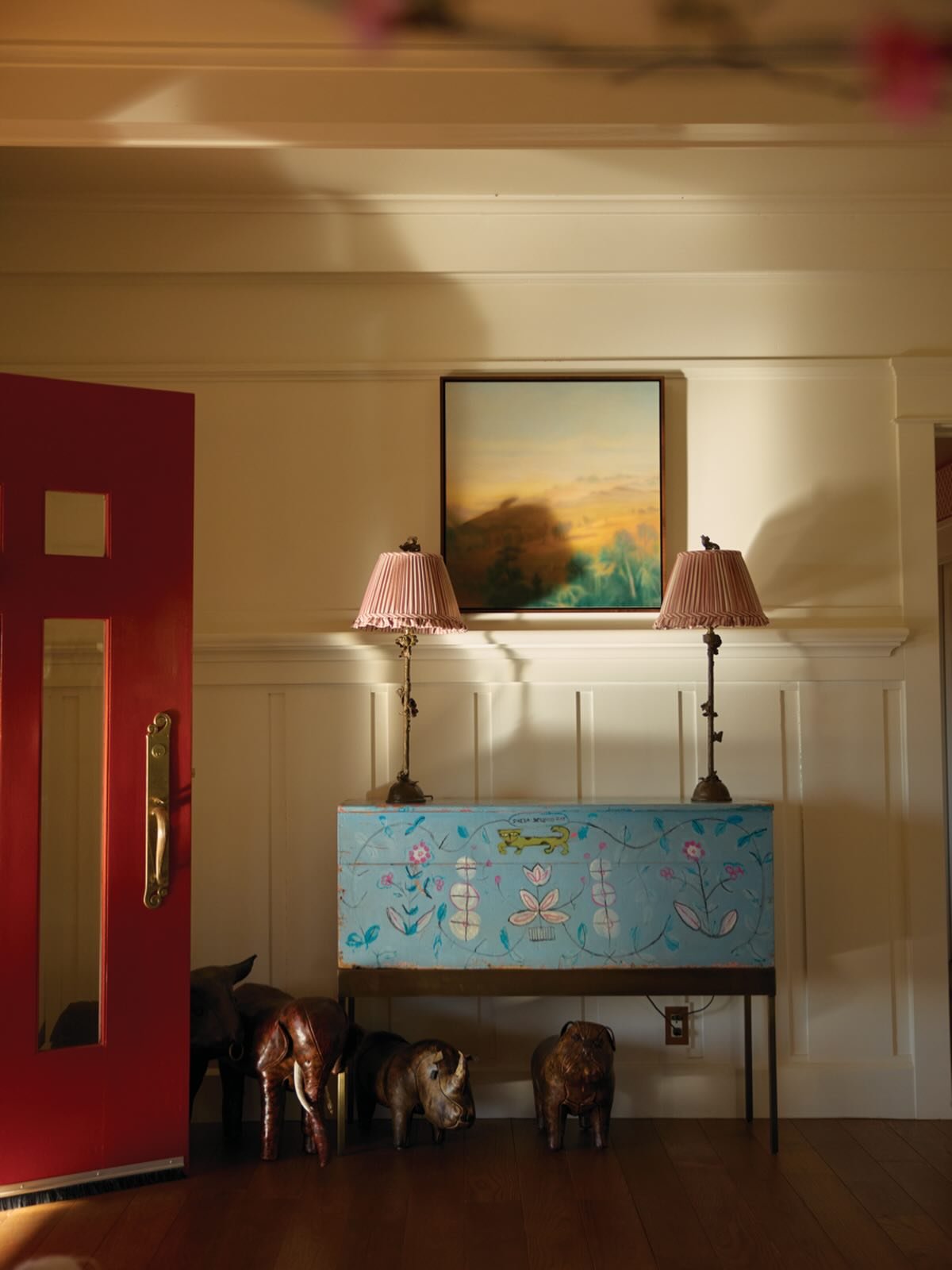 @annecraw4d has collected and curated so many incredible pieces over the years, but this Beatrice Wood credenza might just be one of our all time oohhs and ahhhs! 

See more in our Home + Garden cover story with @annecraw4d and design cohort @rodmanp