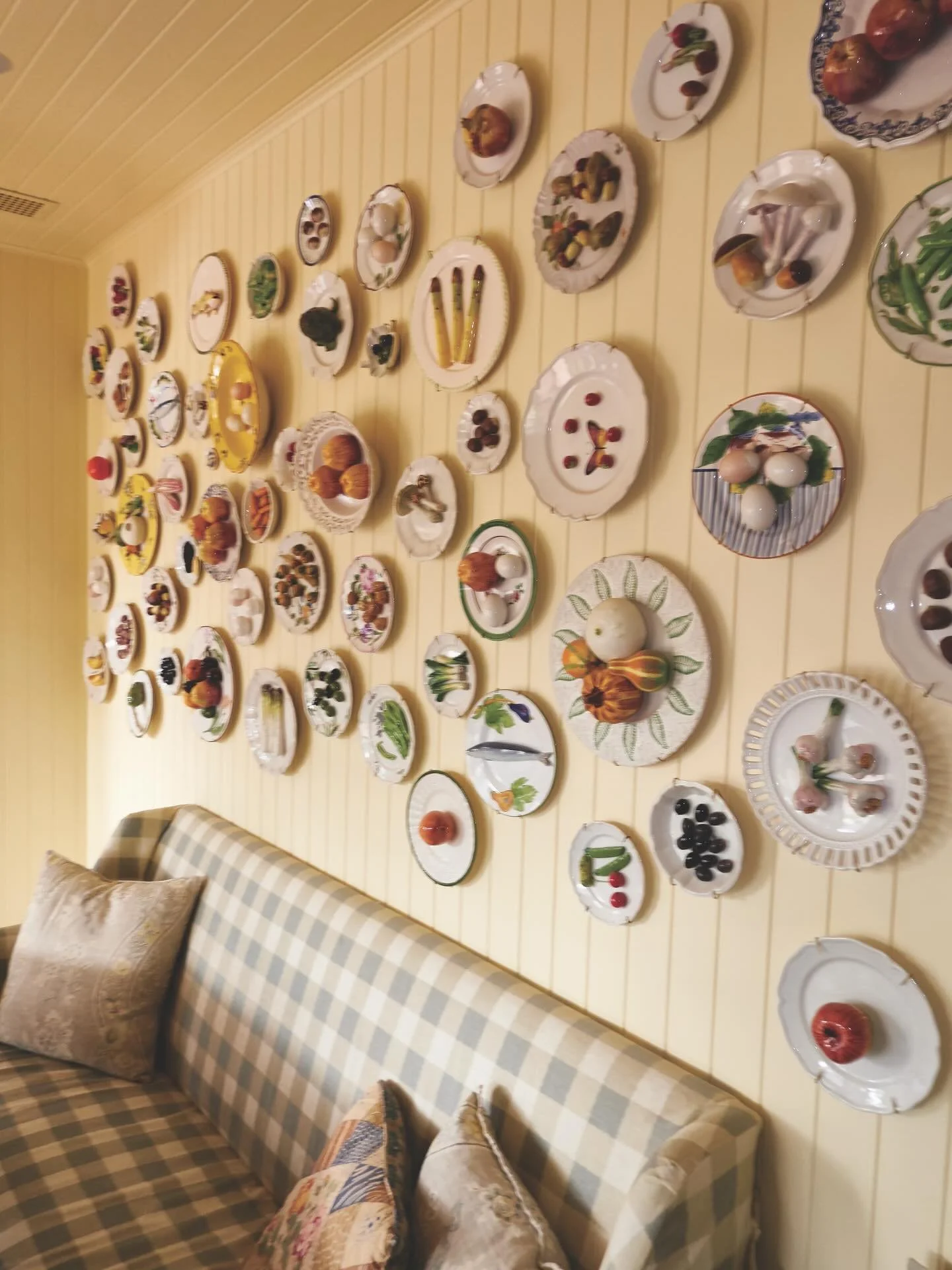 @annecraw4d innate talent for sourcing and collecting is evident throughout her Ojai home. The creamy paneled walls of the breakfast room are overlaid with Italian trompe l&rsquo;oeil ceramic plates of all sizes and colors that she has collected over