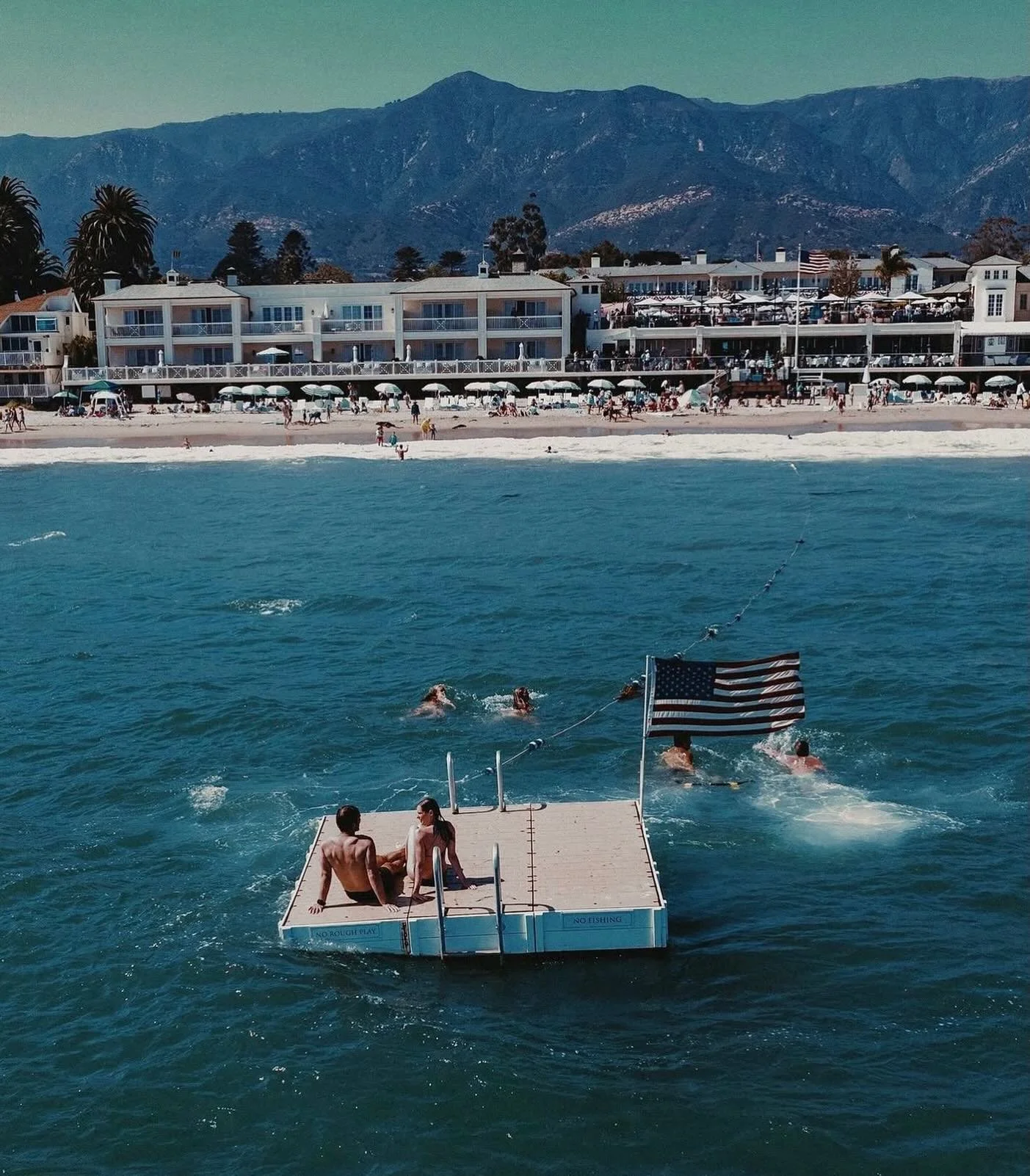 Signs of summer&hellip;the raft @rosewoodmiramarbeach 

#weliveinparadise #summer #holiday 

📸 @worldofkerry