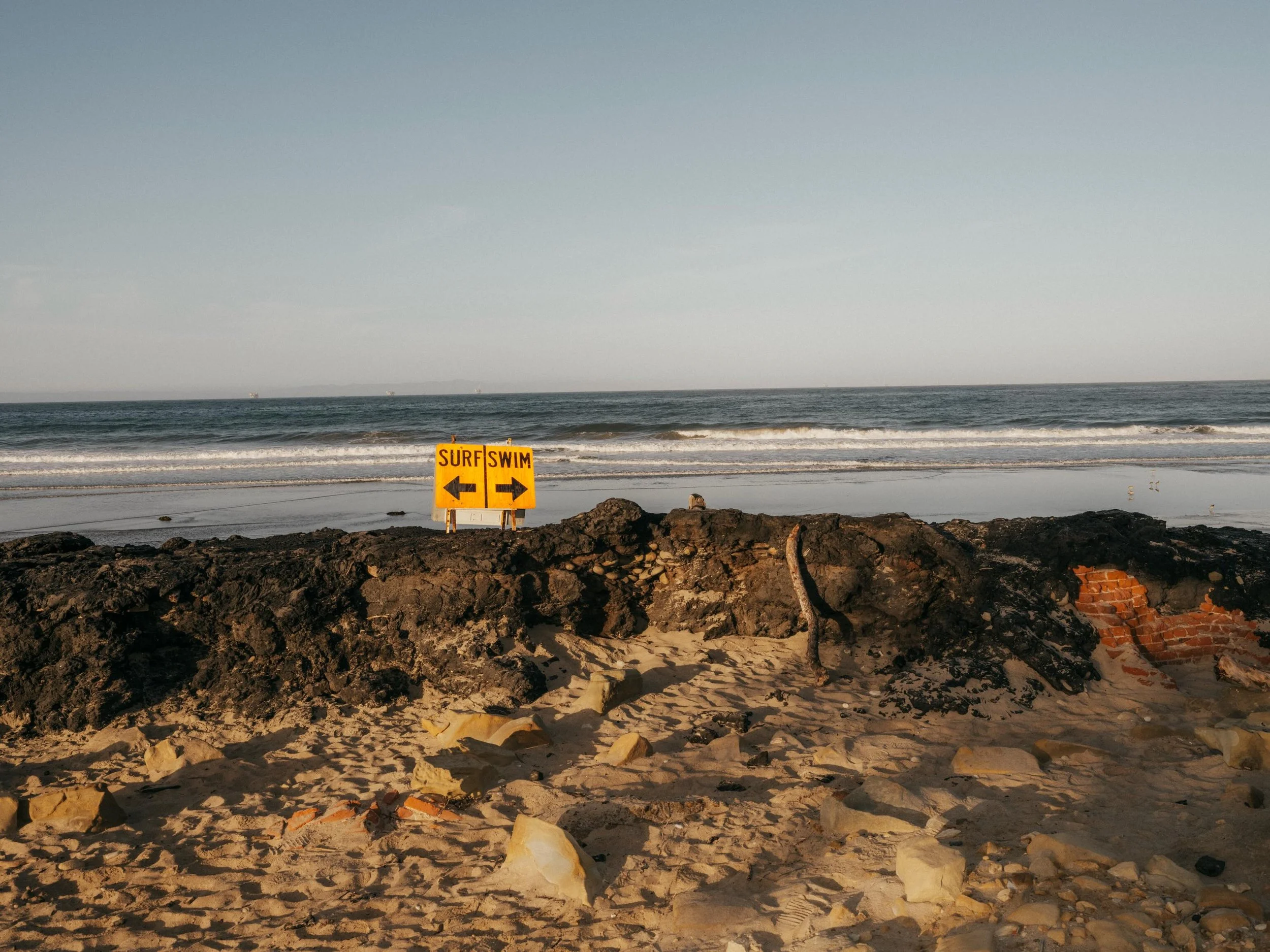 Signs of summer&hellip;the ultimate little seaside town of Carpinteria. 

Our contributing lensman @willadlerphotographs captures the charm and patina of one of our best neighborhoods for an endless summer 🌞

#weliveinparadise #carpinteria #seaside