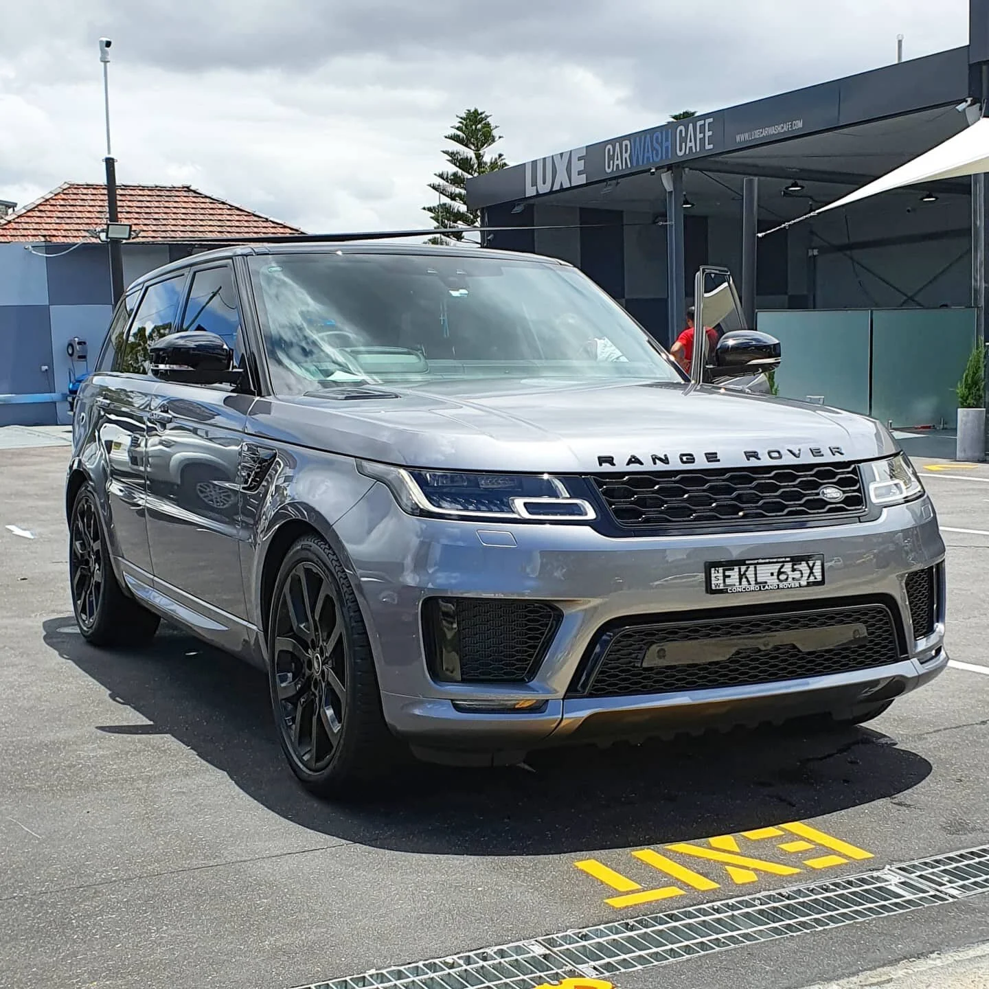 Rolling in the Rover ☀️

@luxecarwashcafe 

#luxecarwashcafe #rangerover #sport #autobiography #rangeroversv #cardetailing #foamwash #sydney #signaturewash