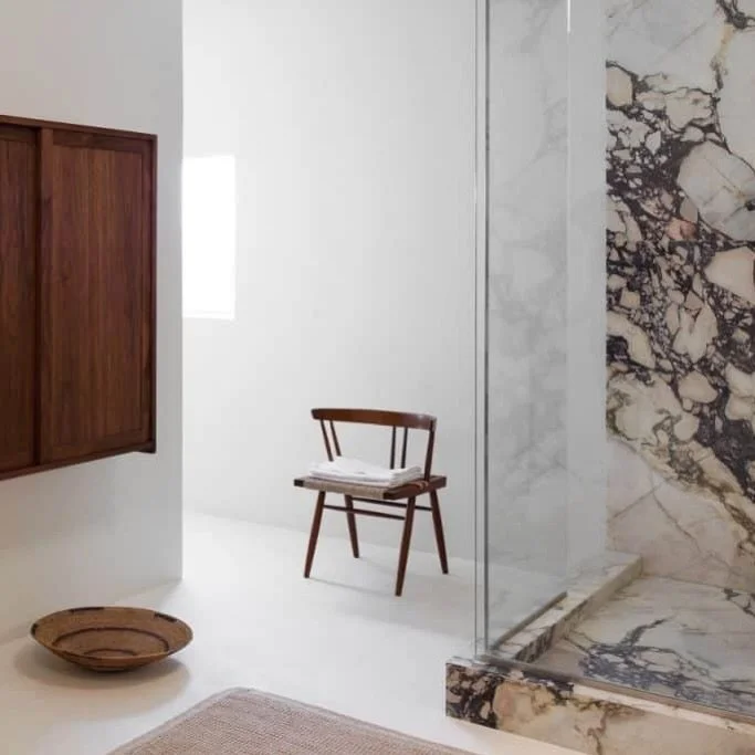 Material Matters // 

Stunning bath designed  by Juniper Tedhams featuring the iconic George Nakashima &ldquo;Grass Seated Chair&ldquo;