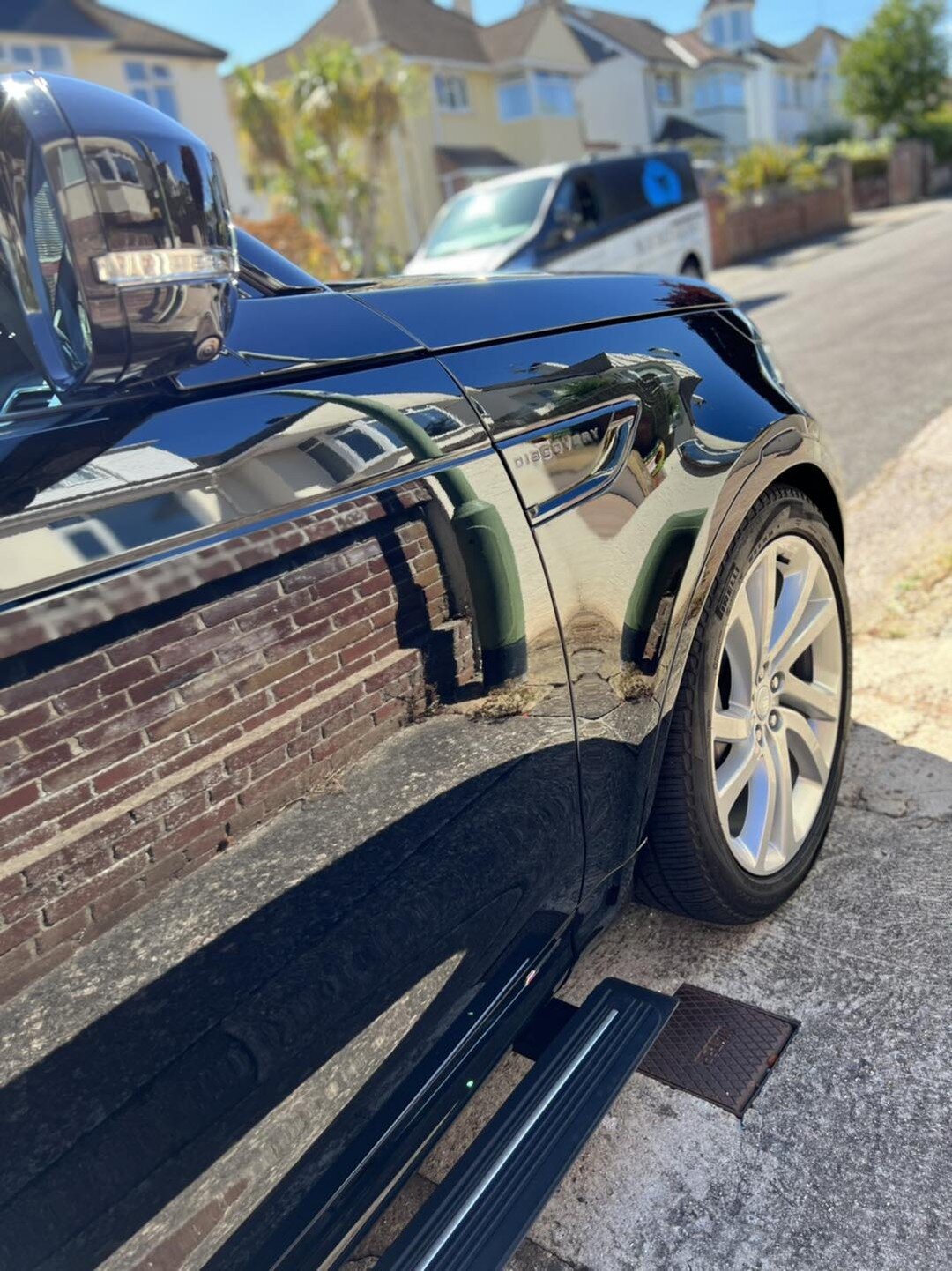 Look at the shine on that 😎

Couple of monthly maintenance cleans completed today in this beautiful weather! 

#landrover #landroverdiscovery #valeting #detailing #paignton #torquay #brixham #exeter