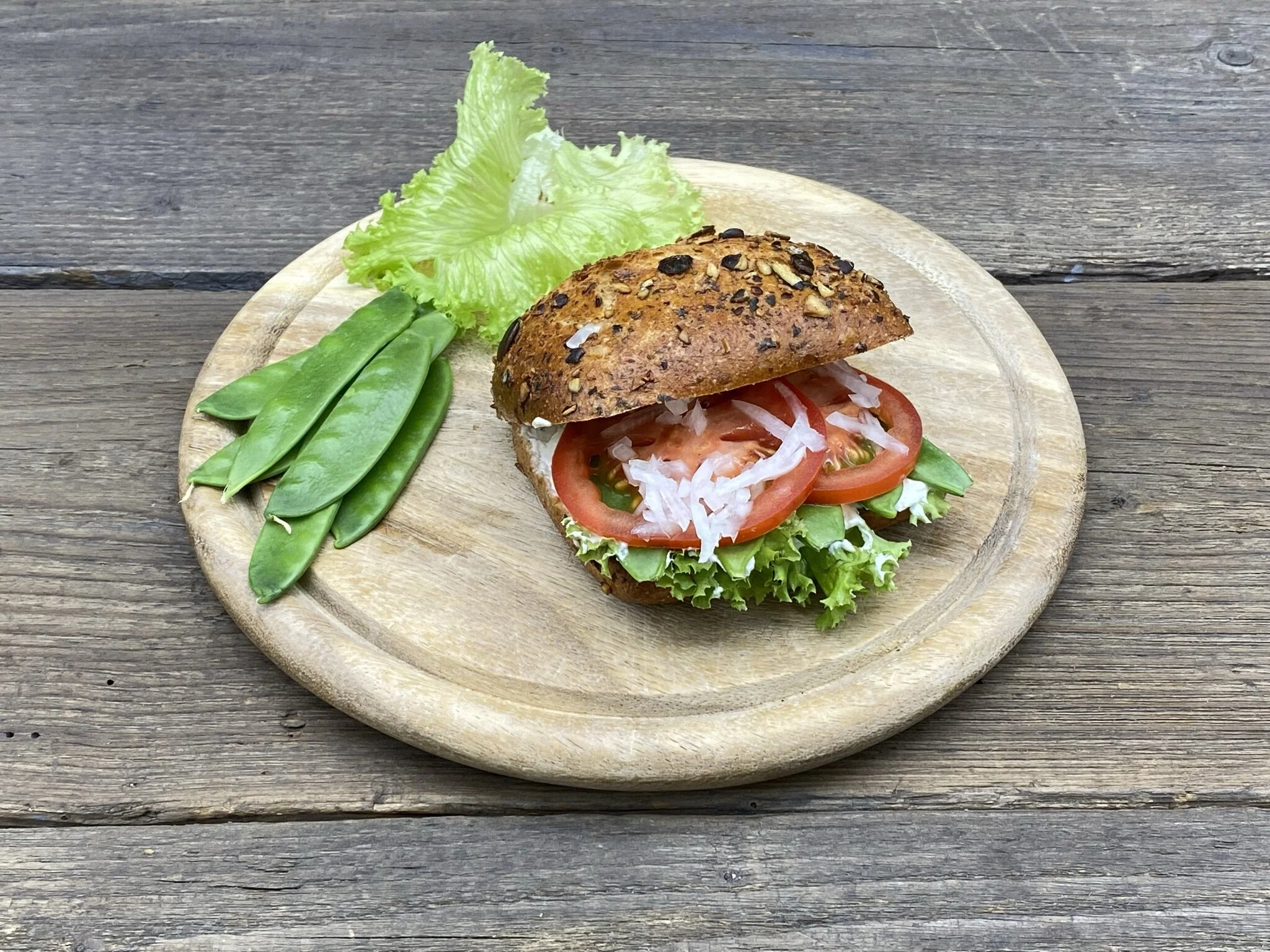 Snack Idee: Kürbisbrötchen mit Frischkäse und Zuckerschoten
