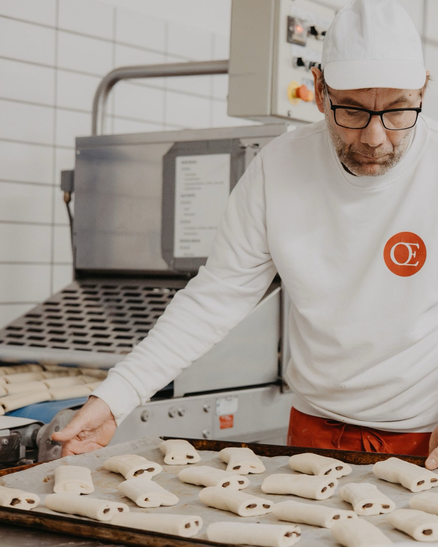 Filiale. Backstube. Konditorei.
Unterschiedliche Bereiche &ndash; aber ein gemeinsames Ziel:
👉 Qualit&auml;t, die man sieht und schmeckt.
 
Und der Spa&szlig; darf dabei nat&uuml;rlich auch nicht fehlen.