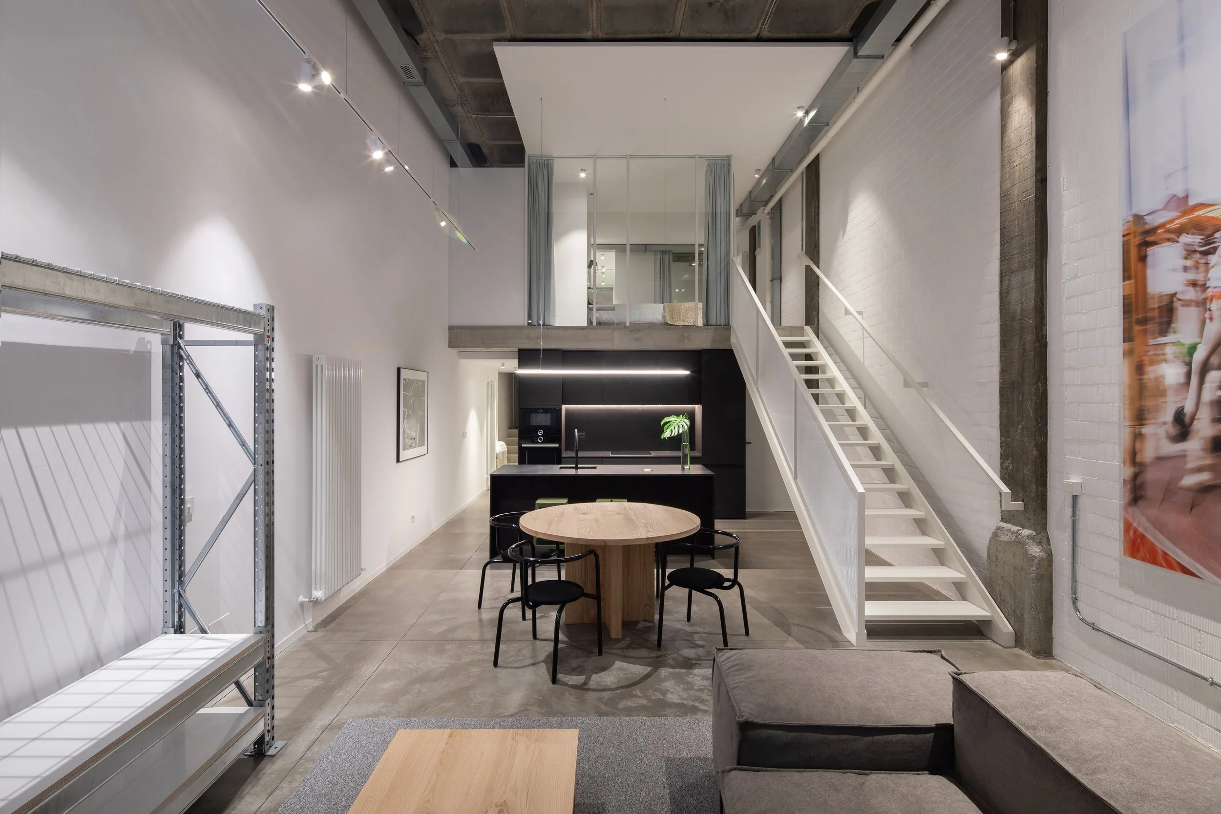 Design moderno e sofisticado, produzido em Portugal pela Branca Lisboa, com materiais de alta qualidade e acabamentos cuidadosos. As peças combinam funcionalidade e estilo, perfeitas para qualquer ambiente contemporâneo. Criadas por Marco Sousa Santo