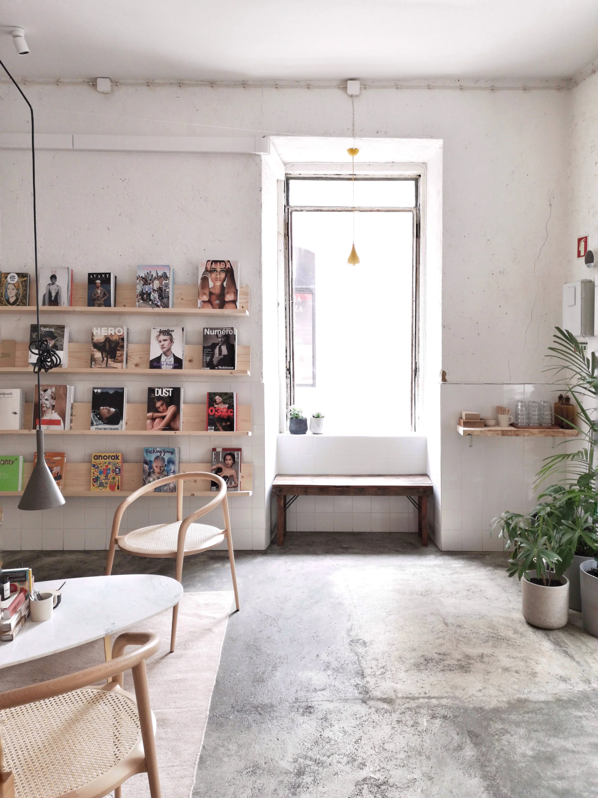 Mobiliário moderno e sofisticado, produzido em Portugal pela Branca Lisboa, com materiais de alta qualidade e acabamentos cuidadosos. As peças, incluindo cadeiras, mesas e outros itens, combinam funcionalidade e estilo, sendo perfeitas para qualquer