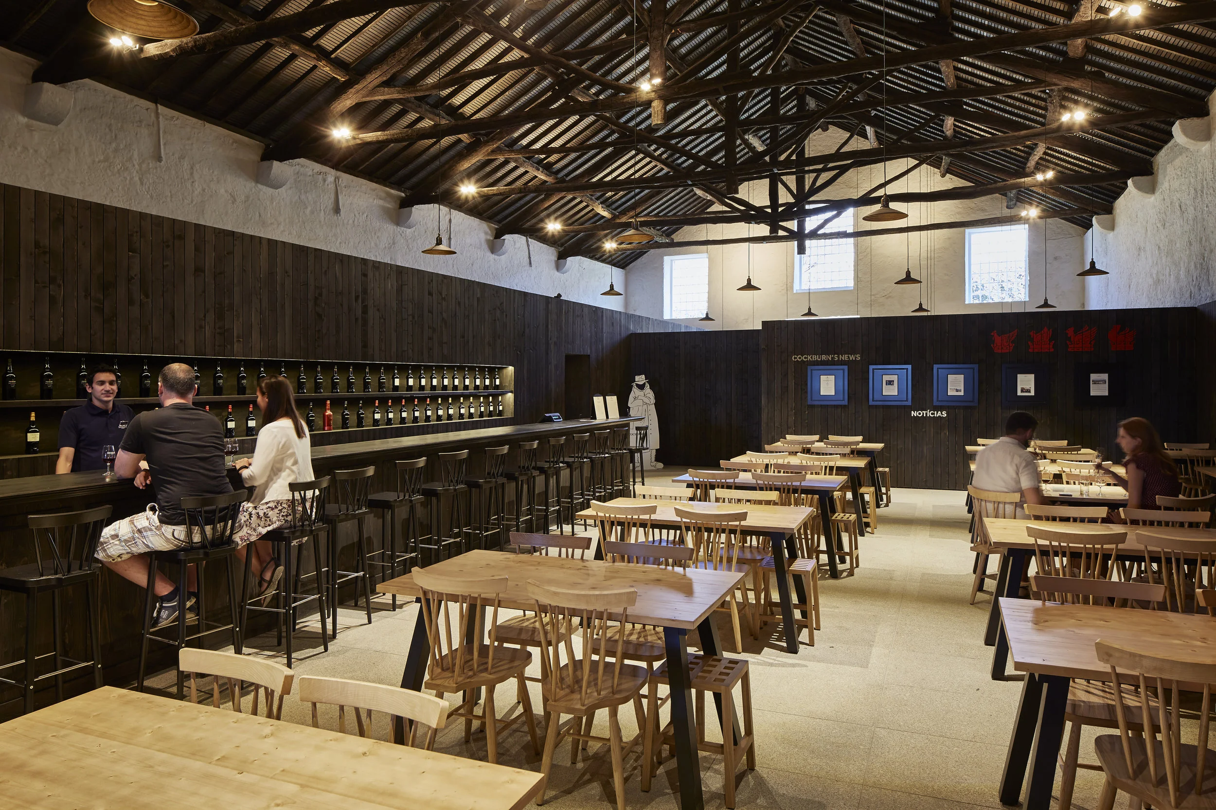 Mobiliário moderno e sofisticado, produzido em Portugal pela Branca Lisboa, com materiais de alta qualidade e acabamentos cuidadosos. As peças, incluindo cadeiras, mesas e outros itens, combinam funcionalidade e estilo, sendo perfeitas para qualquer