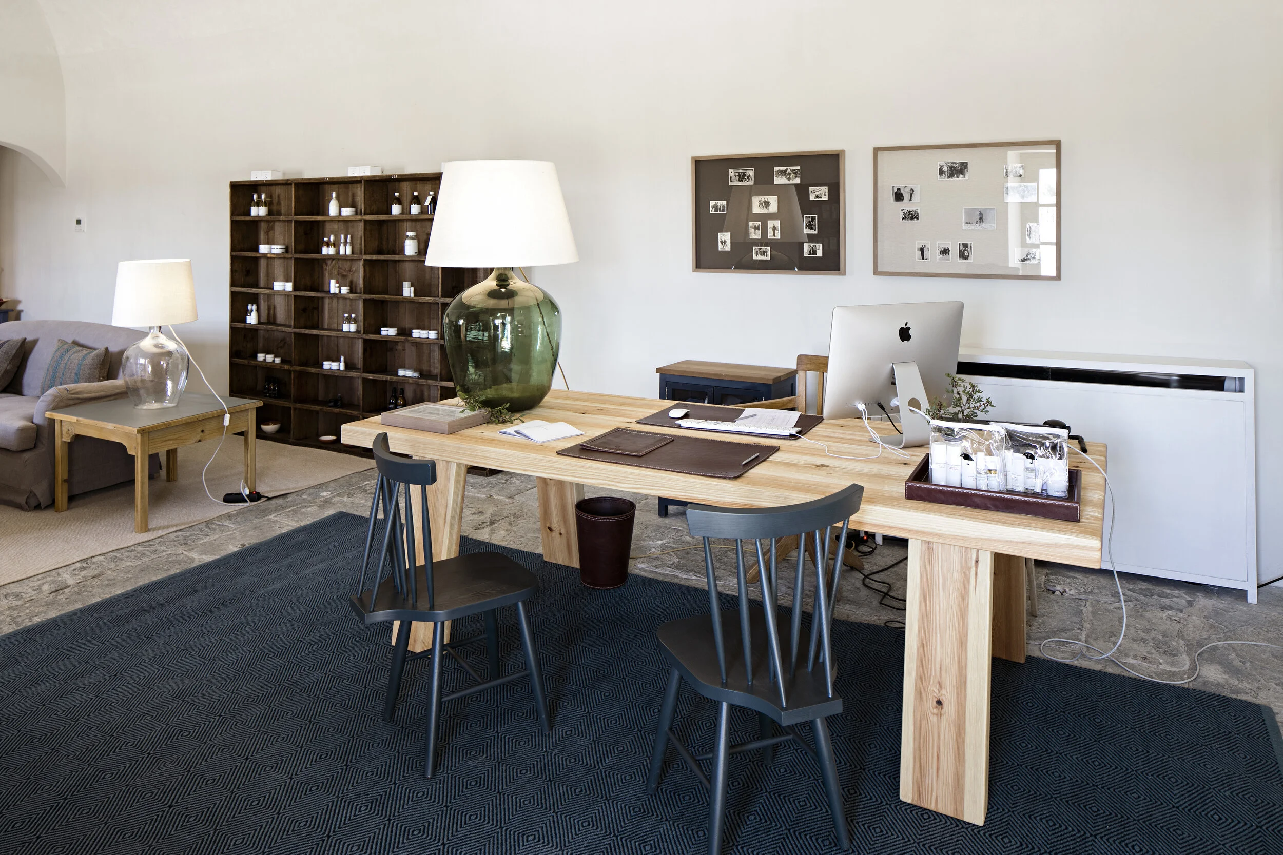 Mobiliário moderno e sofisticado, produzido em Portugal pela Branca Lisboa, com materiais de alta qualidade e acabamentos cuidadosos. As peças, incluindo cadeiras, mesas e outros itens, combinam funcionalidade e estilo, sendo perfeitas para qualquer