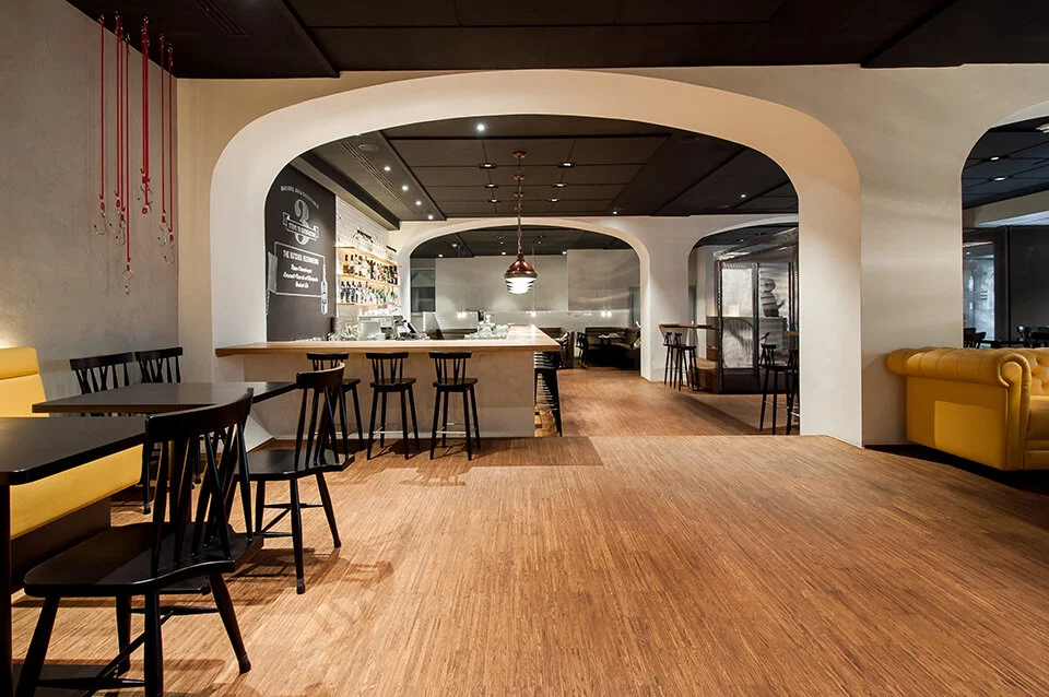 Mobiliário moderno e sofisticado, produzido em Portugal pela Branca Lisboa, com materiais de alta qualidade e acabamentos cuidadosos. As peças, incluindo cadeiras, mesas e outros itens, combinam funcionalidade e estilo, sendo perfeitas para qualquer