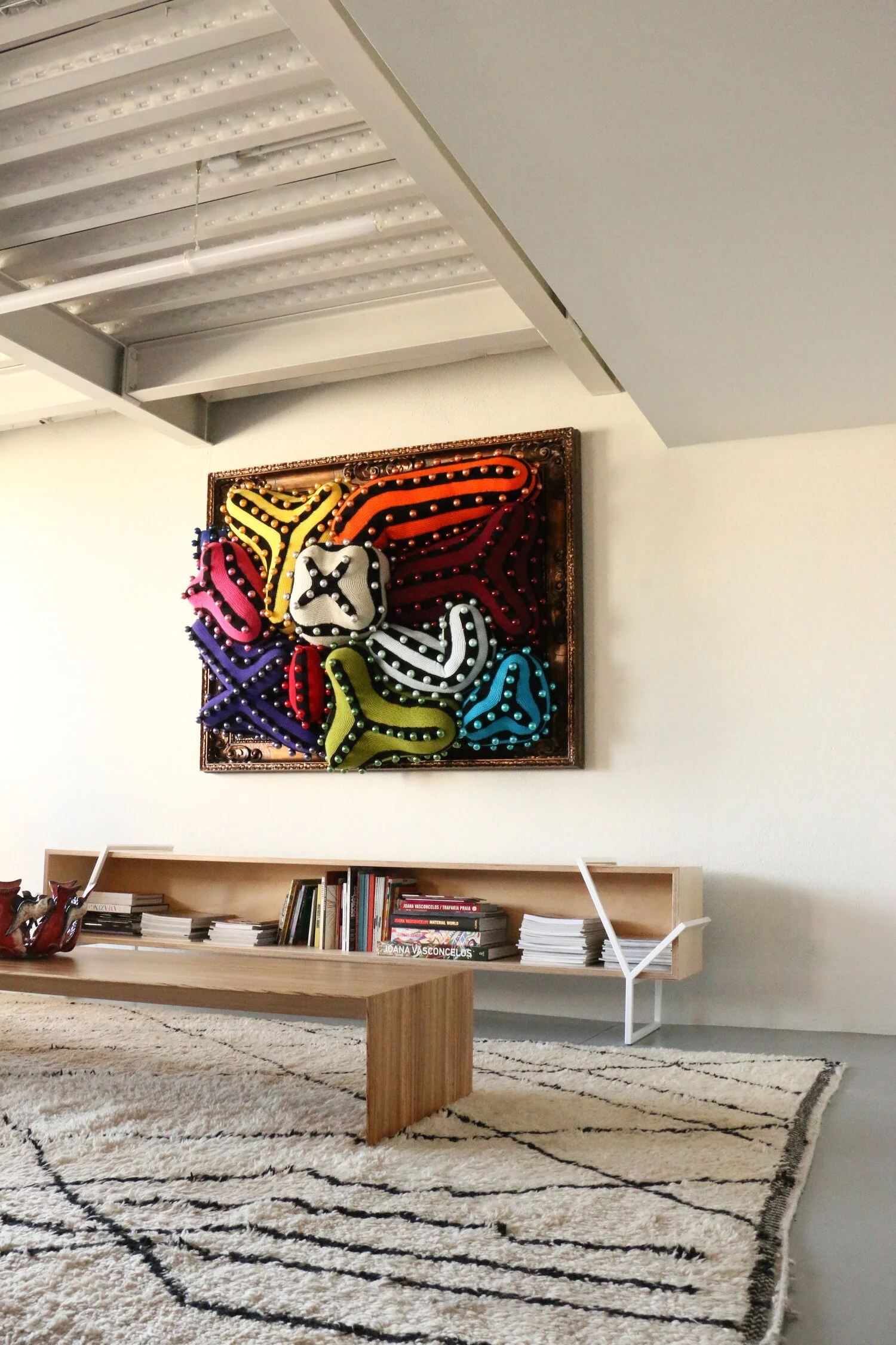 Mobiliário moderno e sofisticado, produzido em Portugal pela Branca Lisboa, com materiais de alta qualidade e acabamentos cuidadosos. As peças, incluindo cadeiras, mesas e outros itens, combinam funcionalidade e estilo, sendo perfeitas para qualquer