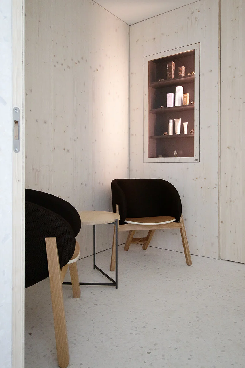 Cadeiras Curva_estofo castanho.jpg