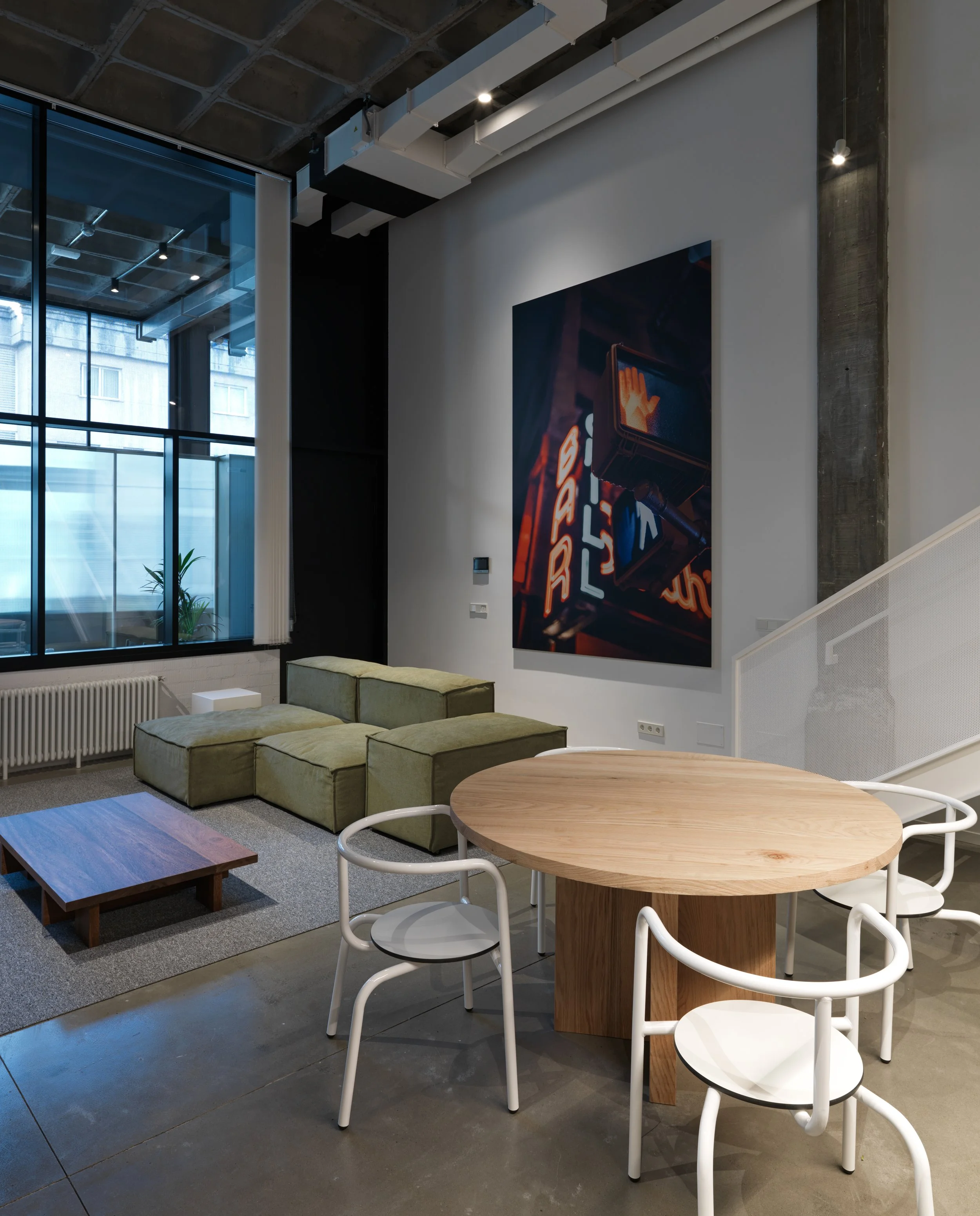 Design moderno e sofisticado, produzido em Portugal pela Branca Lisboa, com materiais de alta qualidade e acabamentos cuidadosos. As peças combinam funcionalidade e estilo, perfeitas para qualquer ambiente contemporâneo. Criadas por Marco Sousa Santo