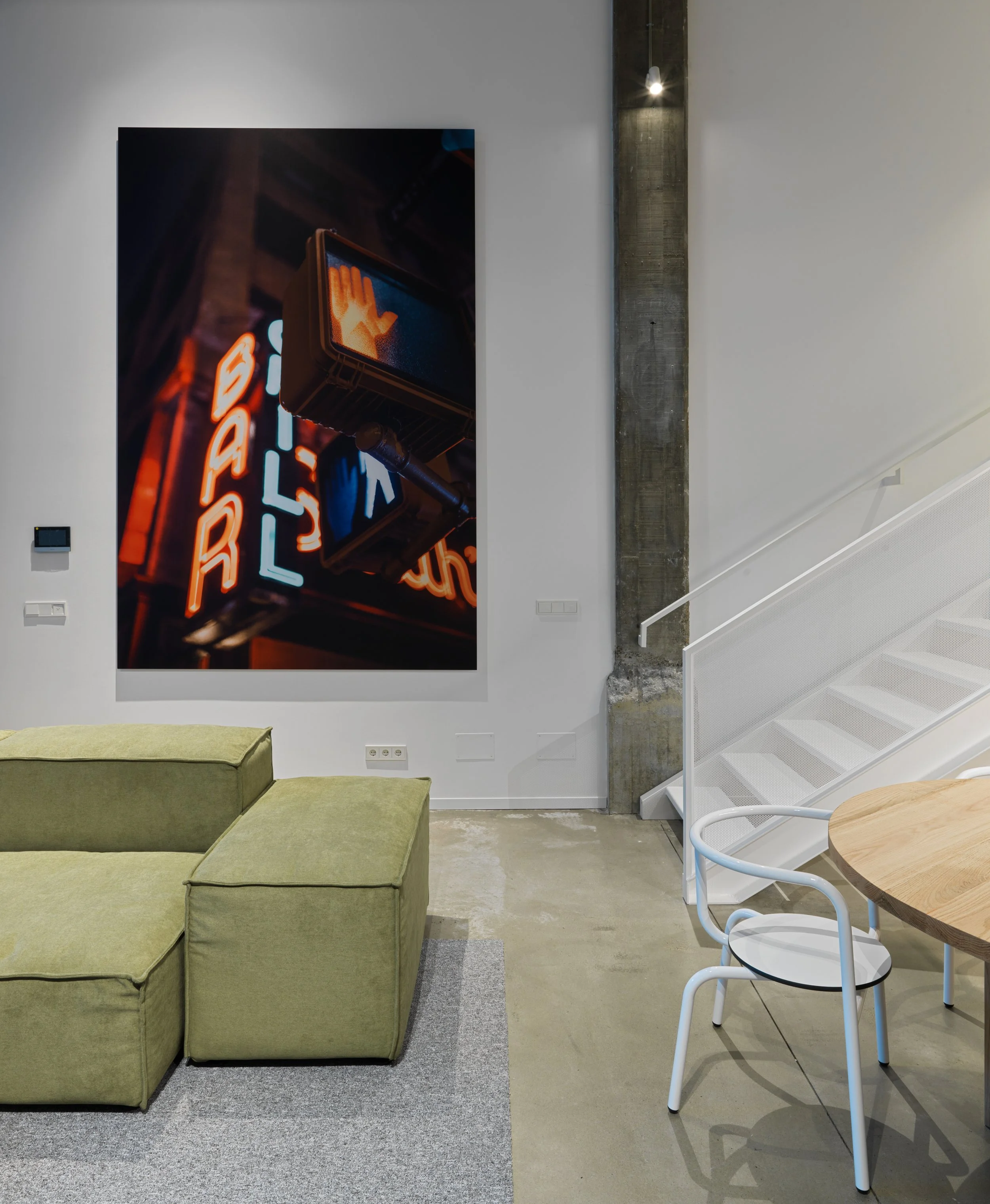 Design moderno e sofisticado, produzido em Portugal pela Branca Lisboa, com materiais de alta qualidade e acabamentos cuidadosos. As peças combinam funcionalidade e estilo, perfeitas para qualquer ambiente contemporâneo. Criadas por Marco Sousa Santo