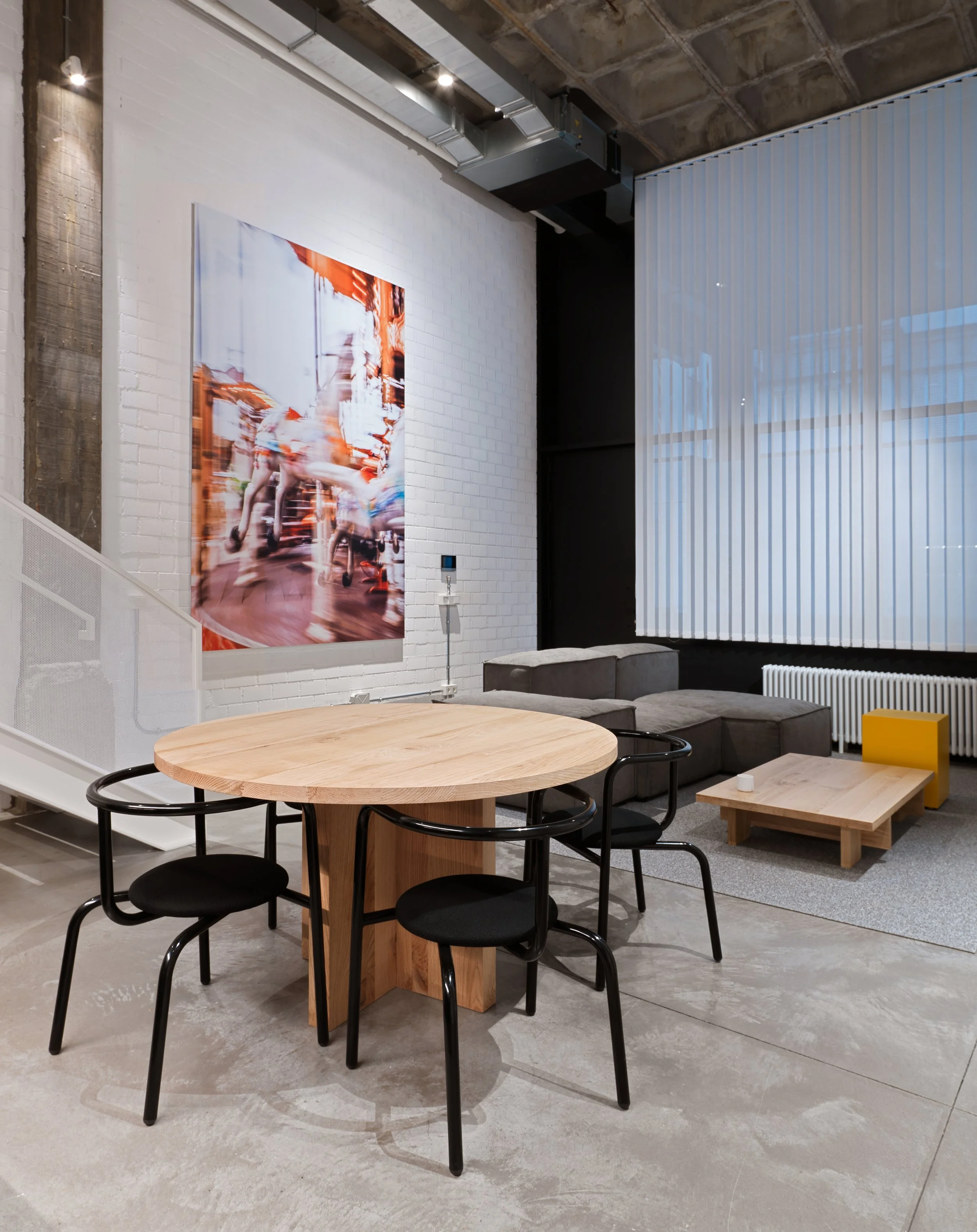 Design moderno e sofisticado, produzido em Portugal pela Branca Lisboa, com materiais de alta qualidade e acabamentos cuidadosos. As peças combinam funcionalidade e estilo, perfeitas para qualquer ambiente contemporâneo. Criadas por Marco Sousa Santo