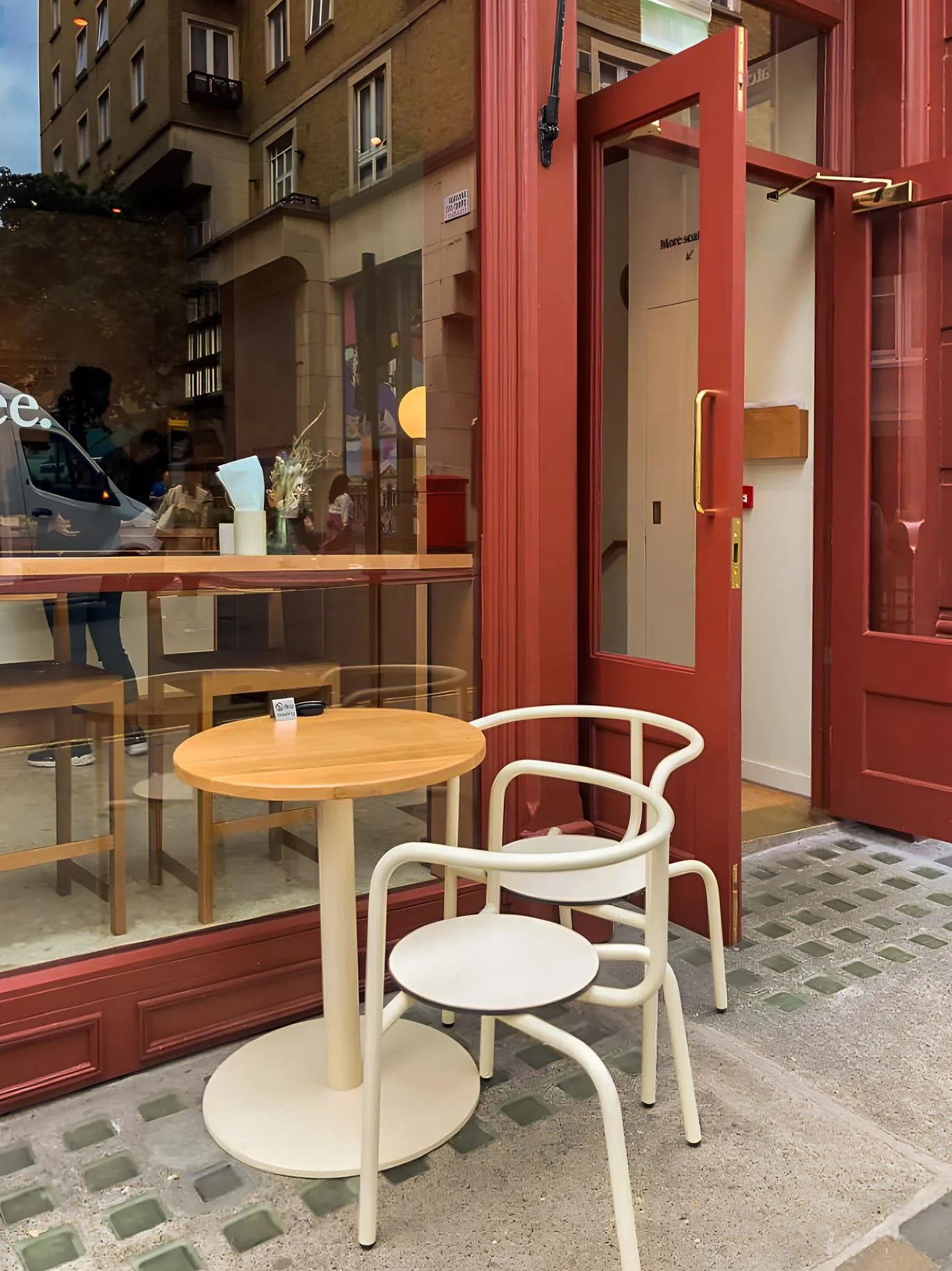 Mobiliário moderno e sofisticado, produzido em Portugal pela Branca Lisboa, com materiais de alta qualidade e acabamentos cuidadosos. As peças, incluindo cadeiras, mesas e outros itens, combinam funcionalidade e estilo, sendo perfeitas para qualquer