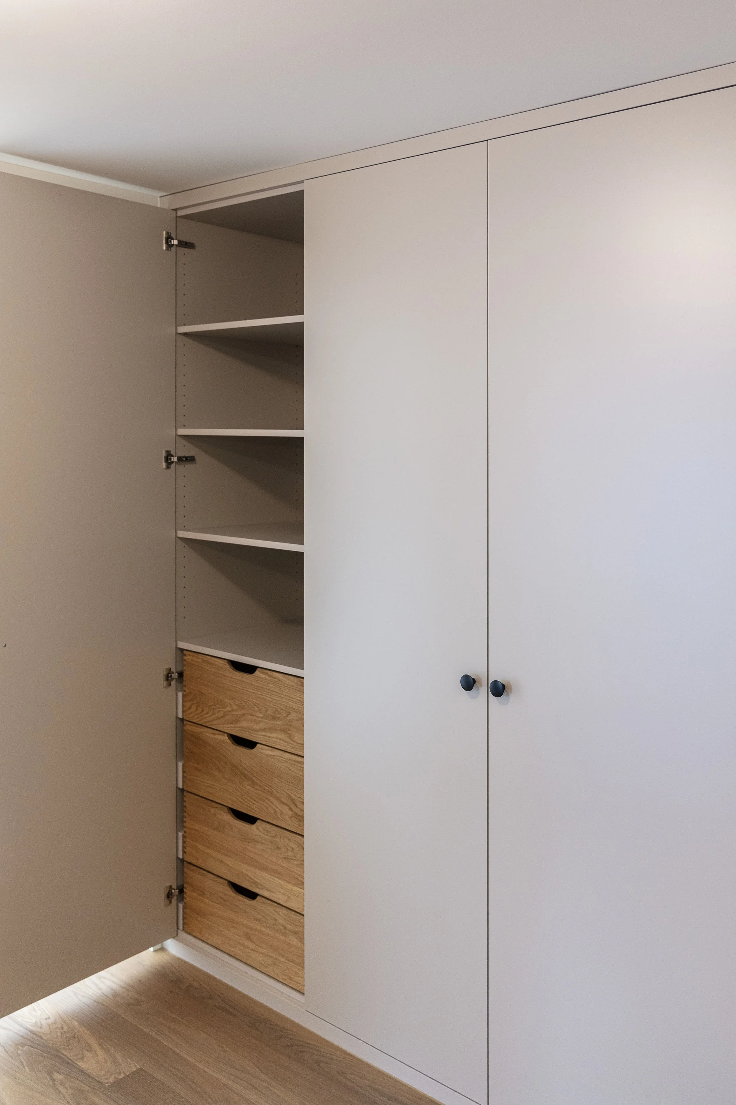 Garderobenschrank im Eingangsbereich, Apartment Zürich