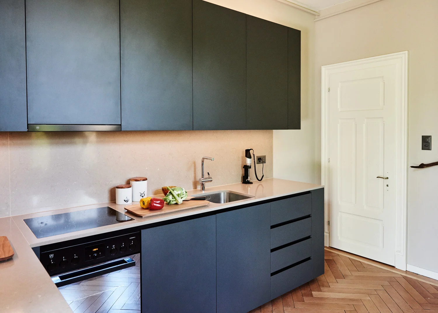 Küche mit altem Parkettboden, Apartment Zollikon