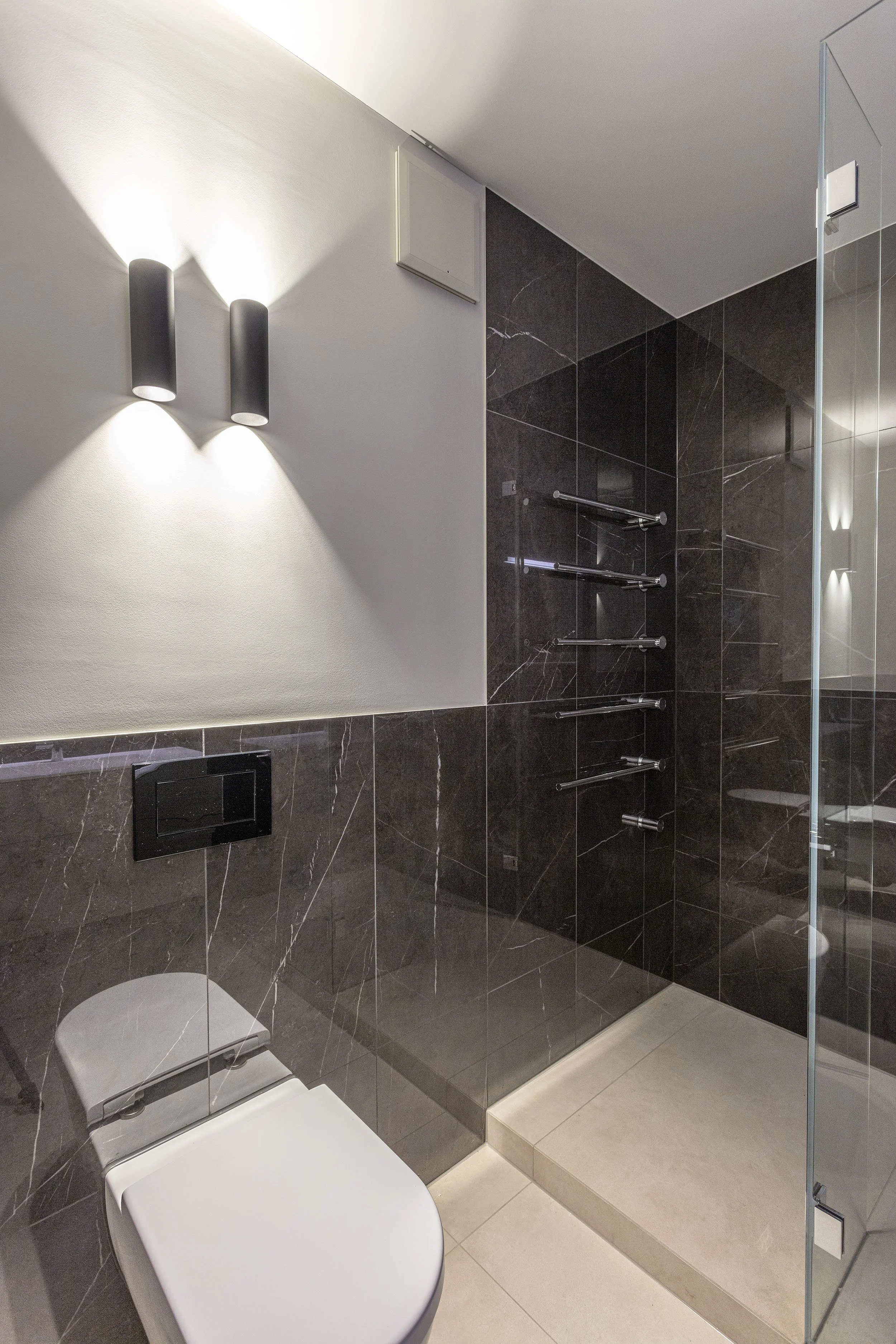 Badezimmer mit WC und Dusche, Apartment Zürich