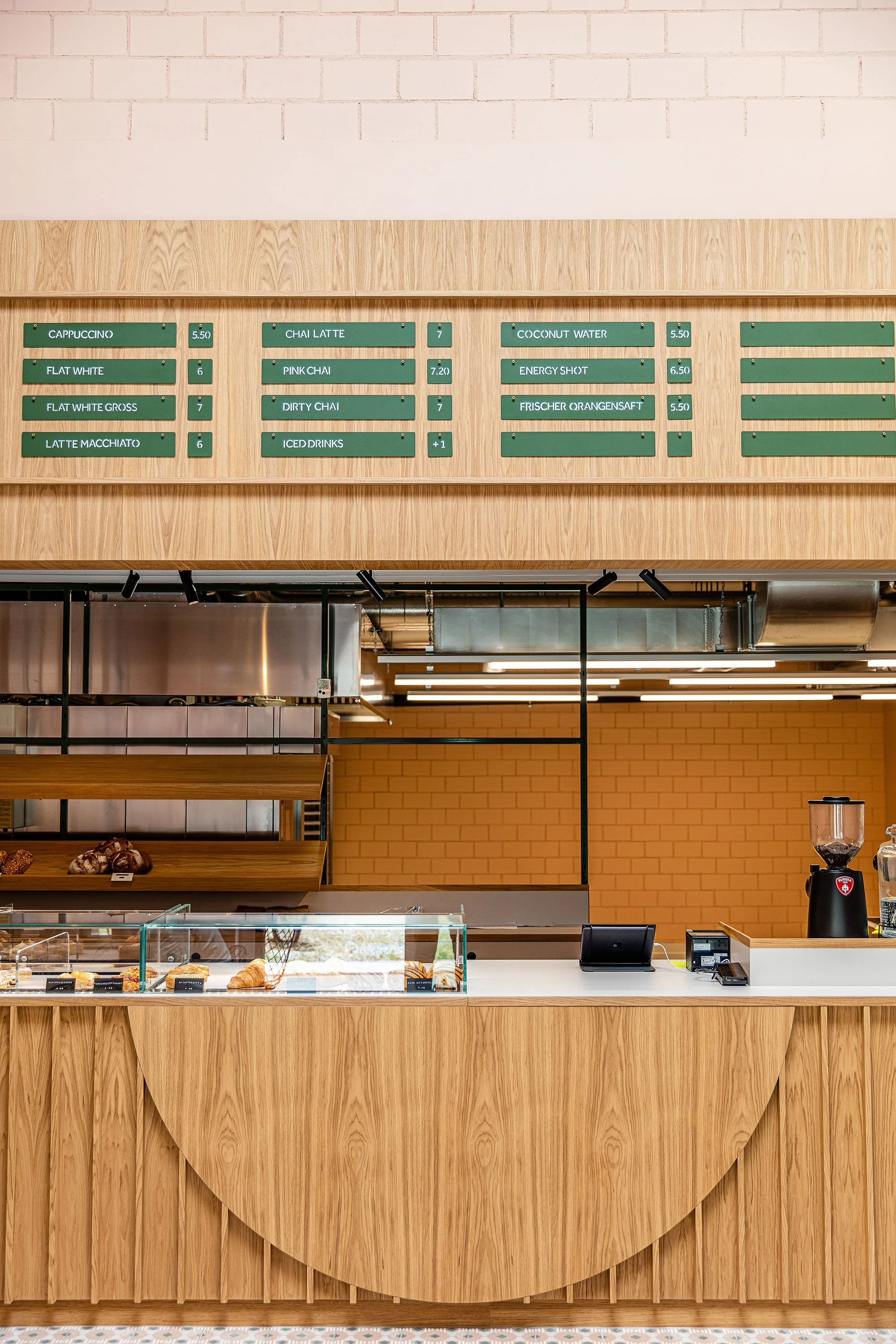 cafedesign-innenarchitektur-zürich-gastronomie-theke-holz.jpg