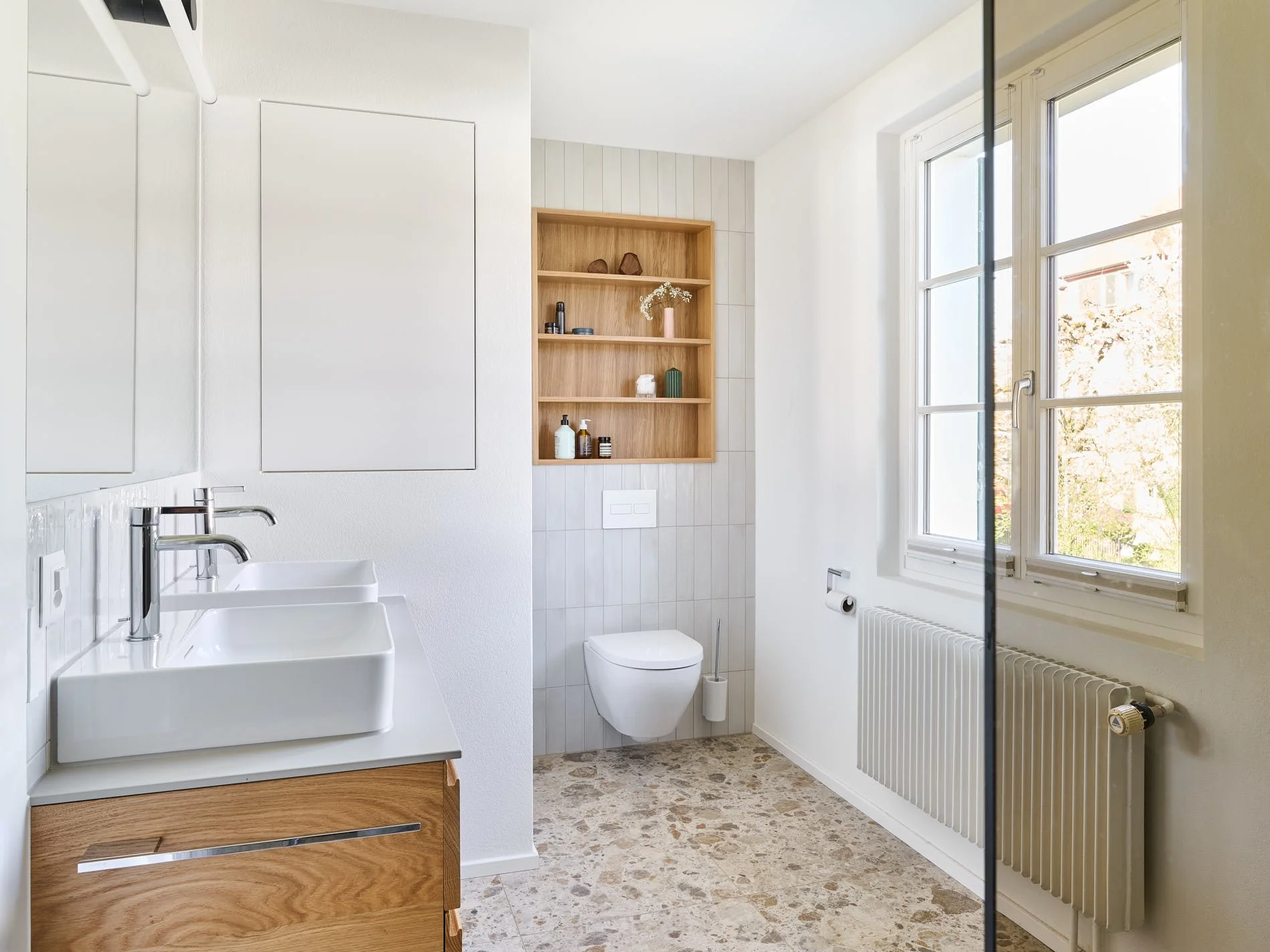 Badezimmer mit Waschtisch und WC, Privathaus Zürich