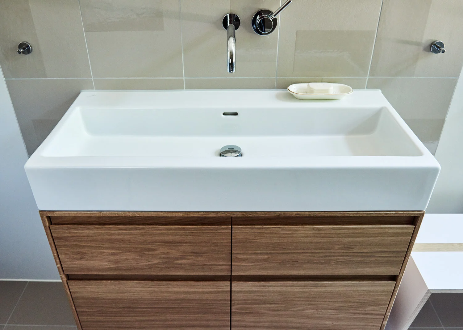 Waschtischmöbel aus Eichenholz, Apartment Zollikon