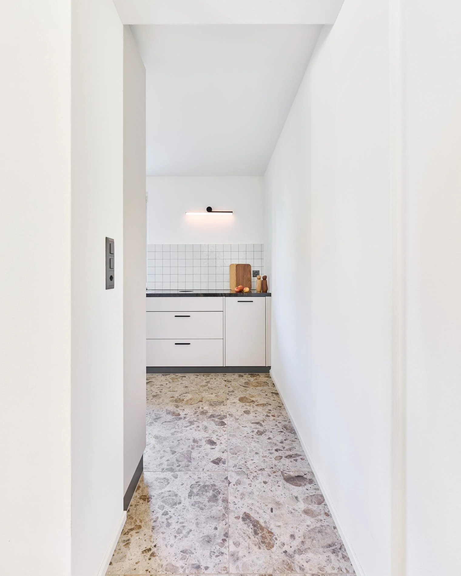 Küche aus der Sicht des Wohnzimmers, Privathaus Zürich